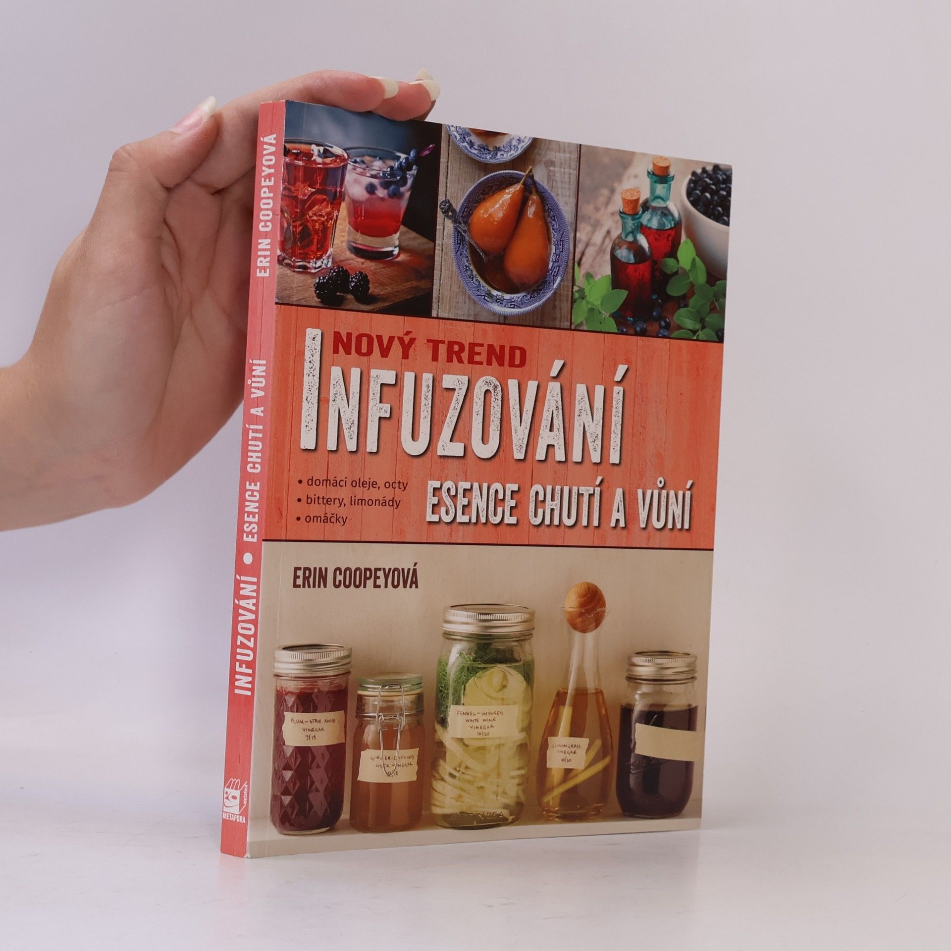 Ivana Mádrová Nový trend infuzování. Esence chutí a vůní. Recepty na domácí oleje, octy, omáčky, bittery, limonády a další dobroty