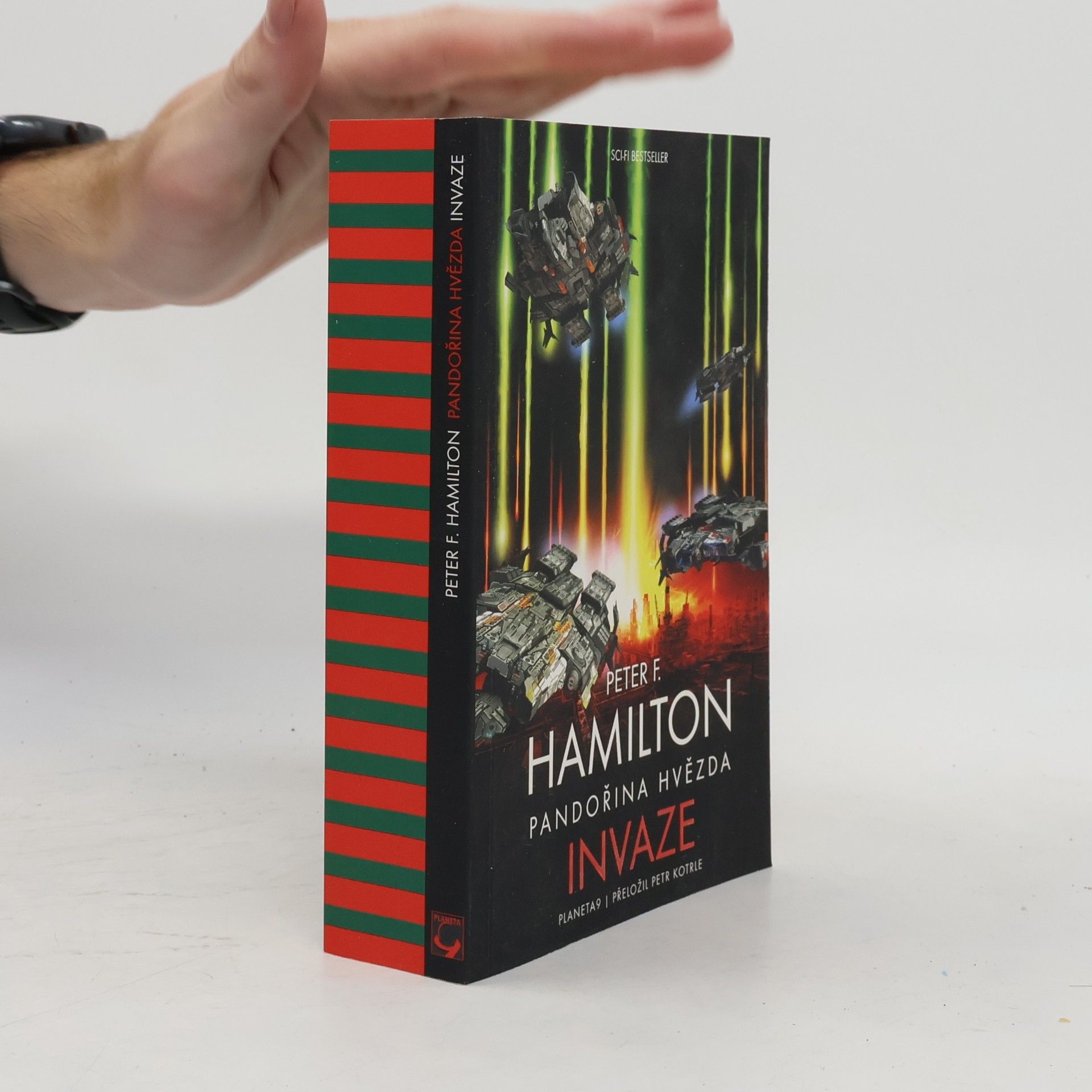 Peter F. Hamilton Pandořina hvězda – Invaze