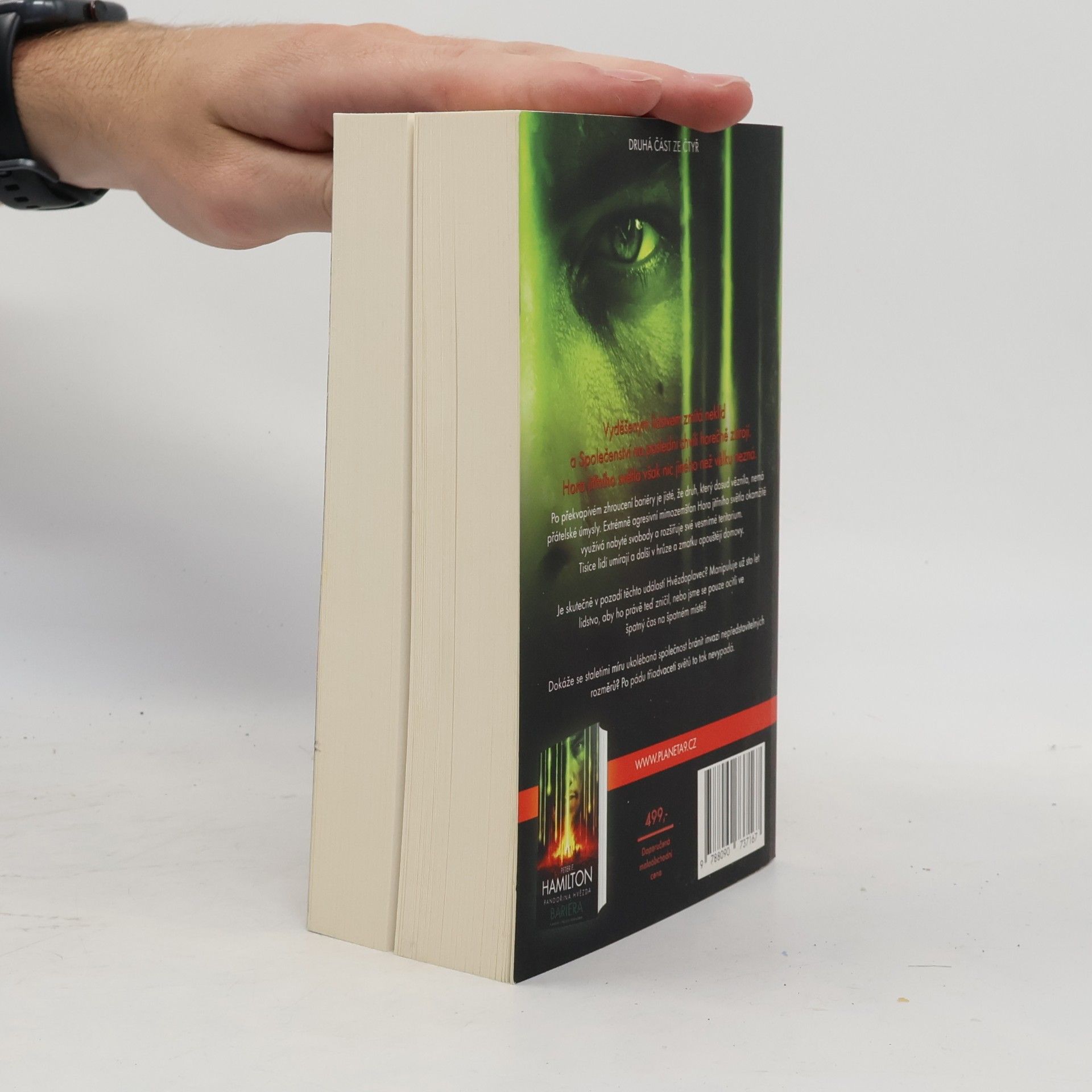 Peter F. Hamilton Pandořina hvězda – Invaze