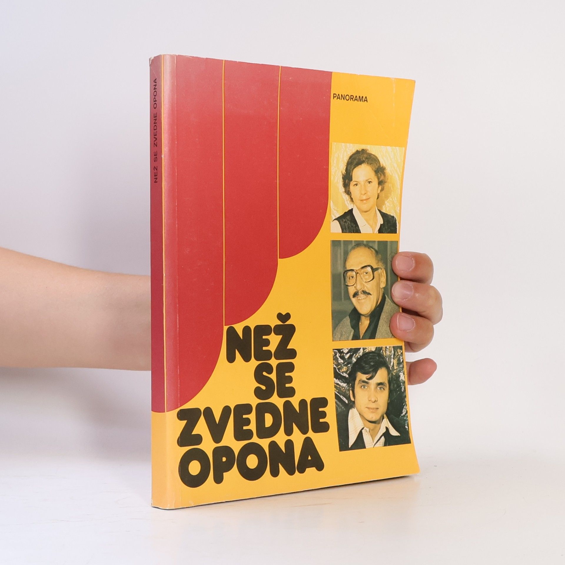 Než se zvedne opona