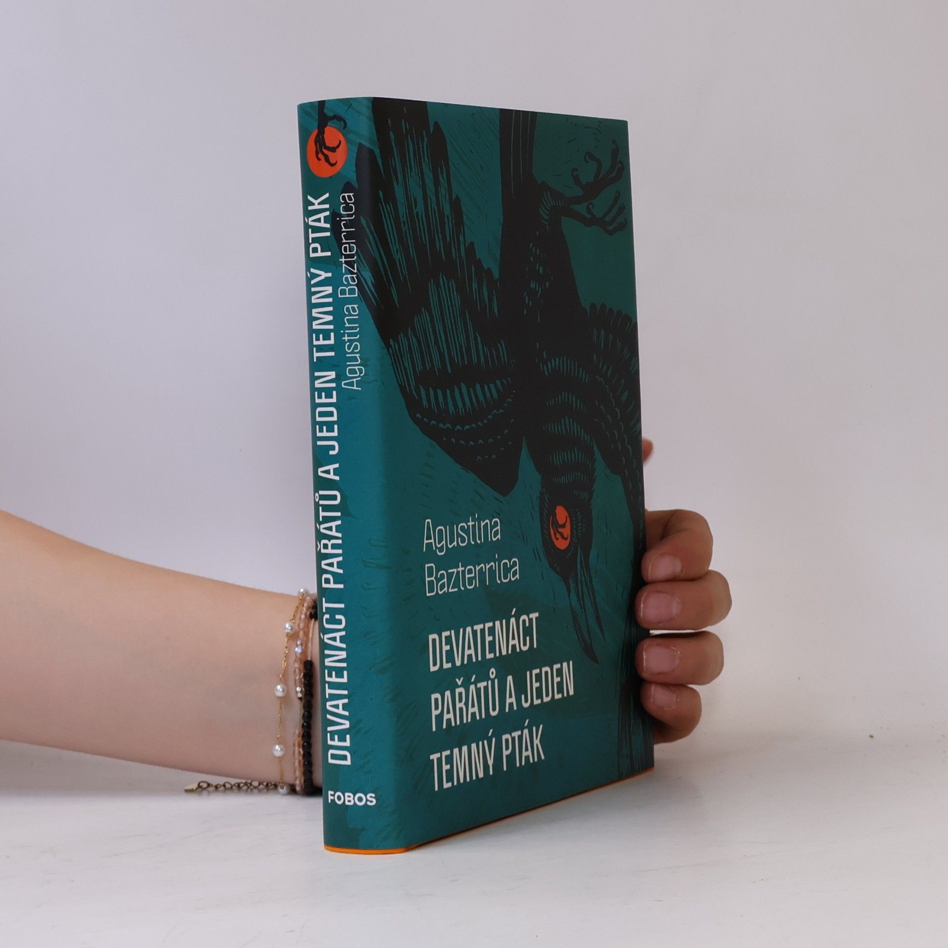 Agustina Bazterrica Devatenáct pařátů a jeden temný pták