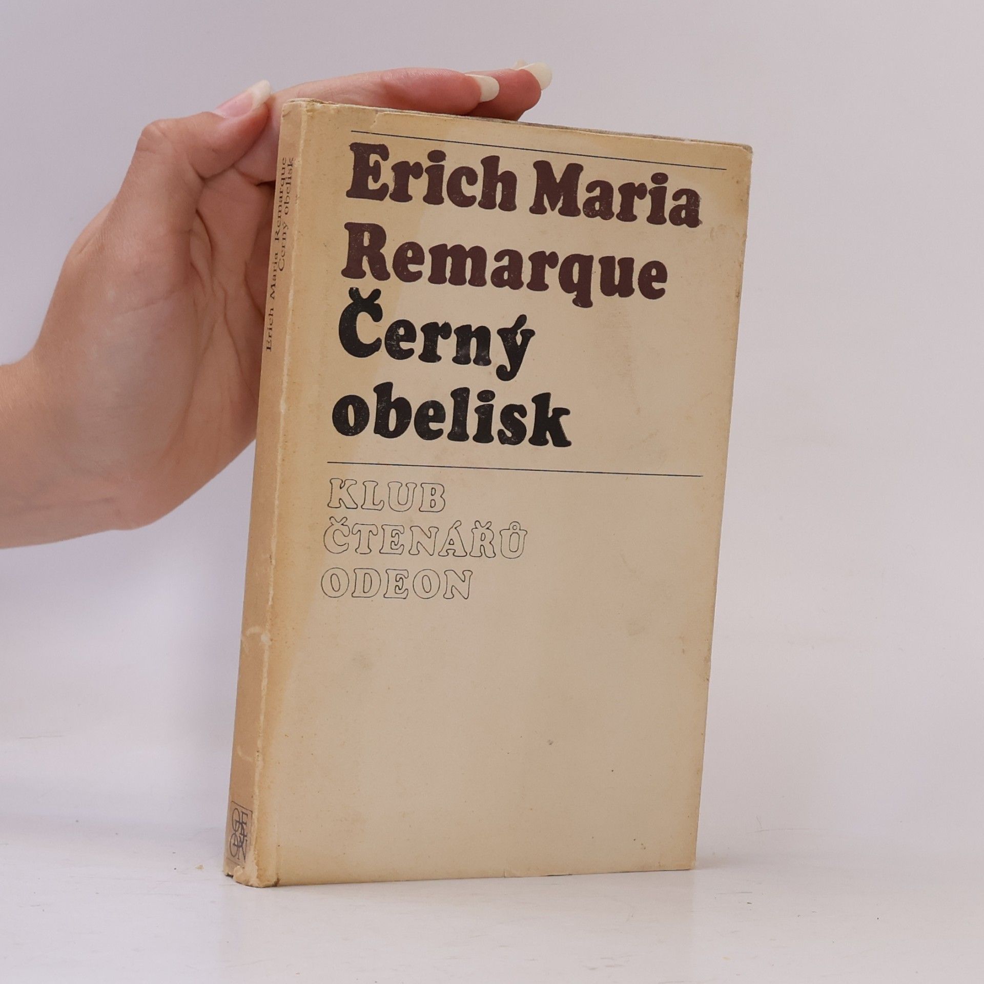 Erich Maria Remarque Černý obelisk