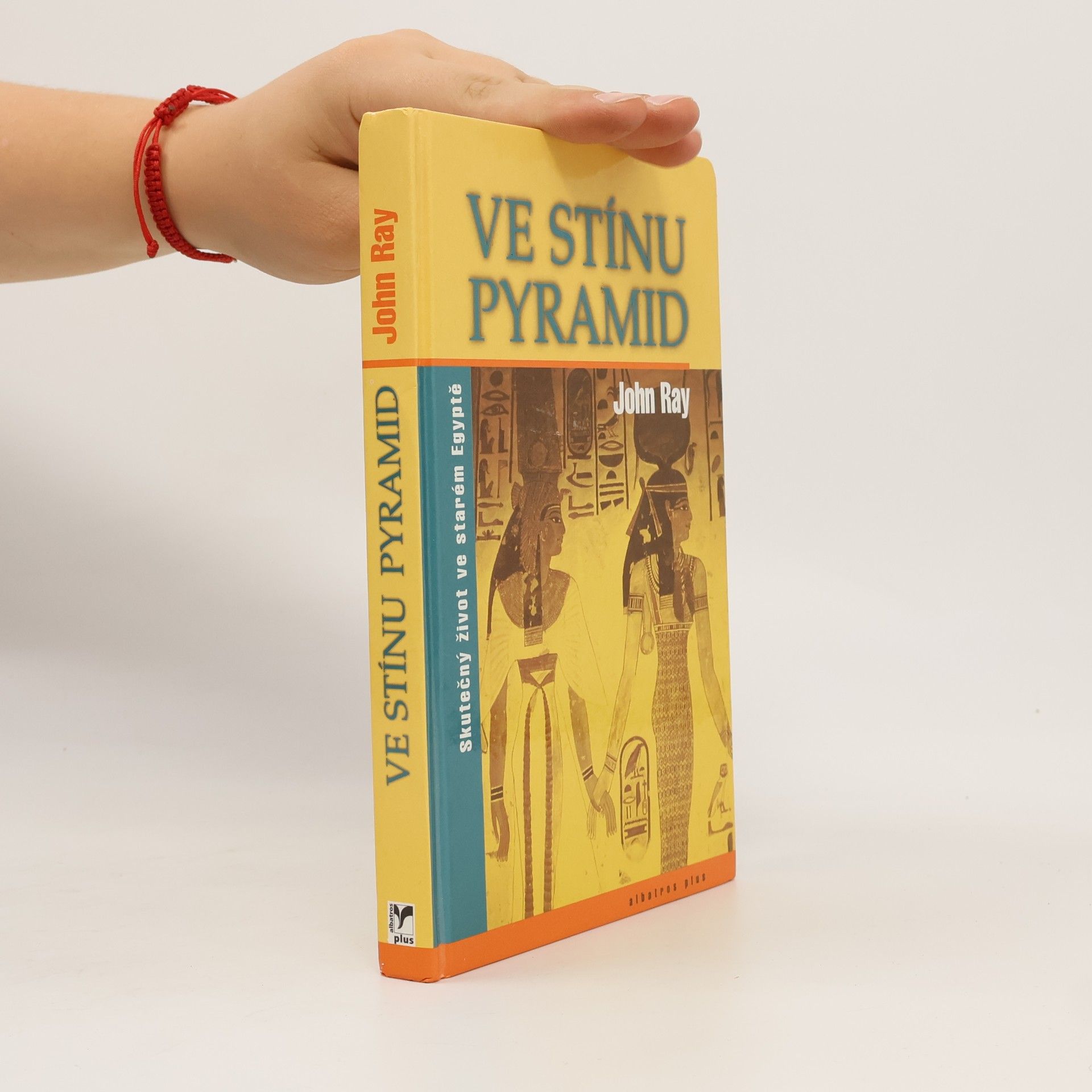 J. D. Ray Ve stínu pyramid: Skutečný život ve starém Egyptě