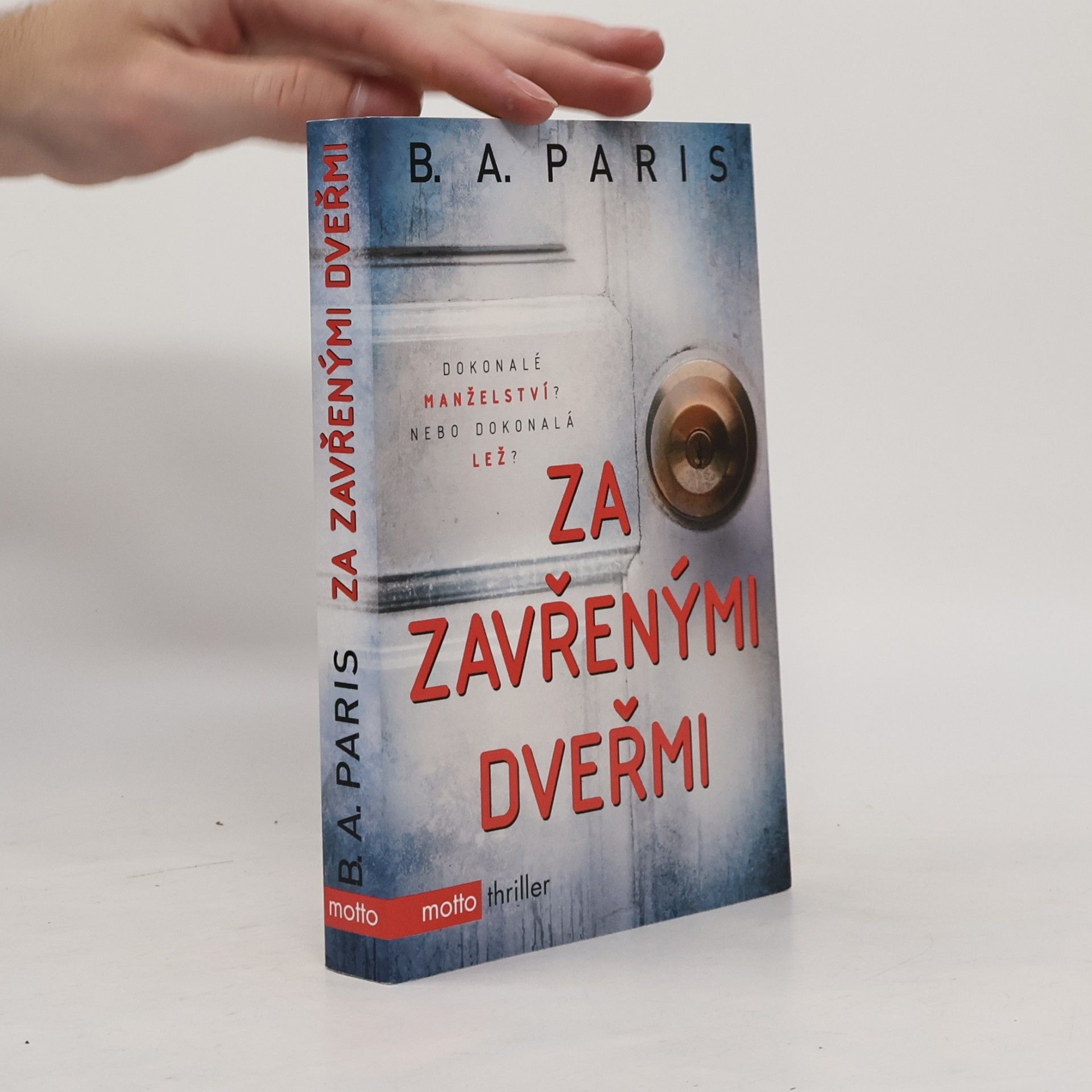 B. A. Paris Za zavřenými dveřmi