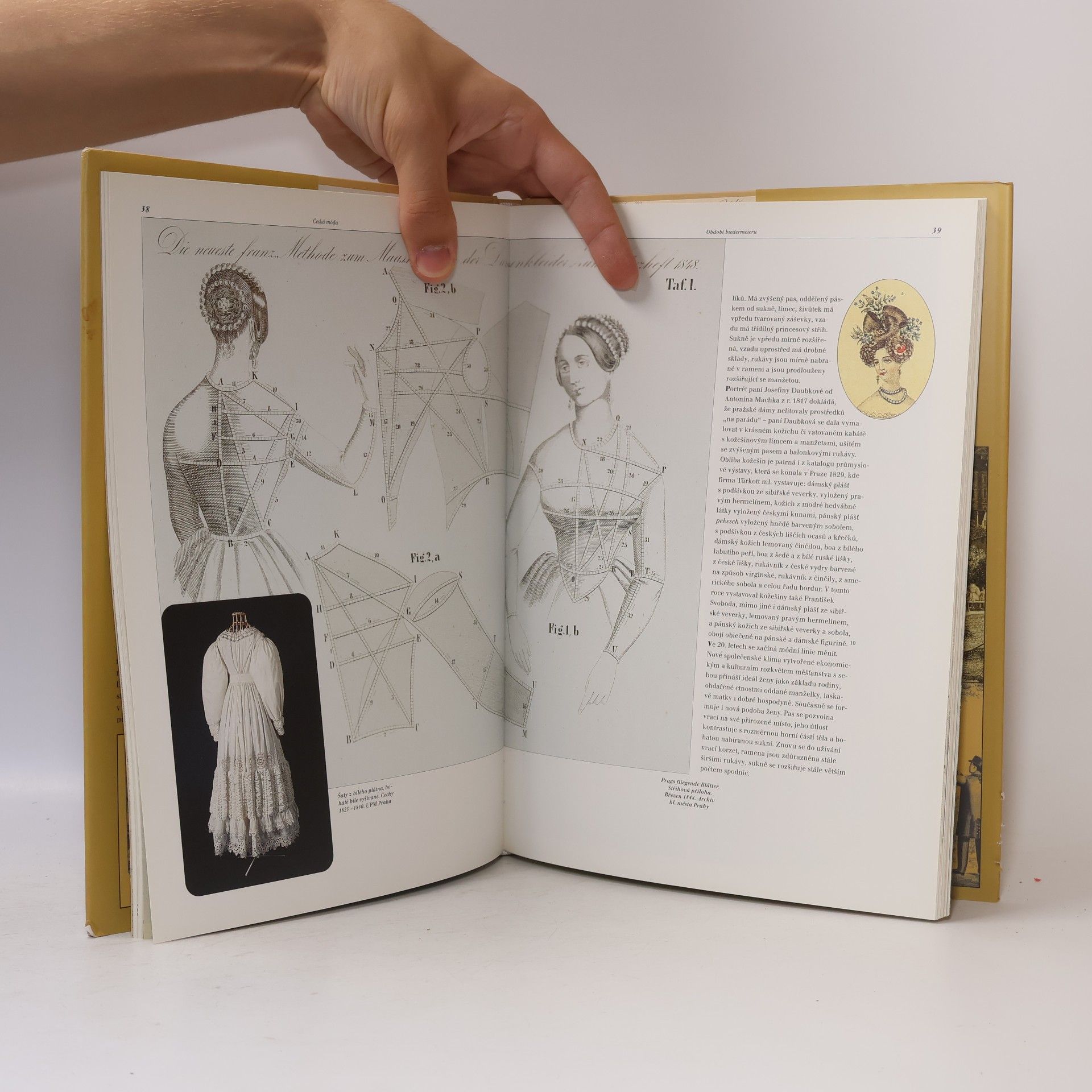 Eva Uchalová Česká móda 1780-1870 : pro salon i promenádu