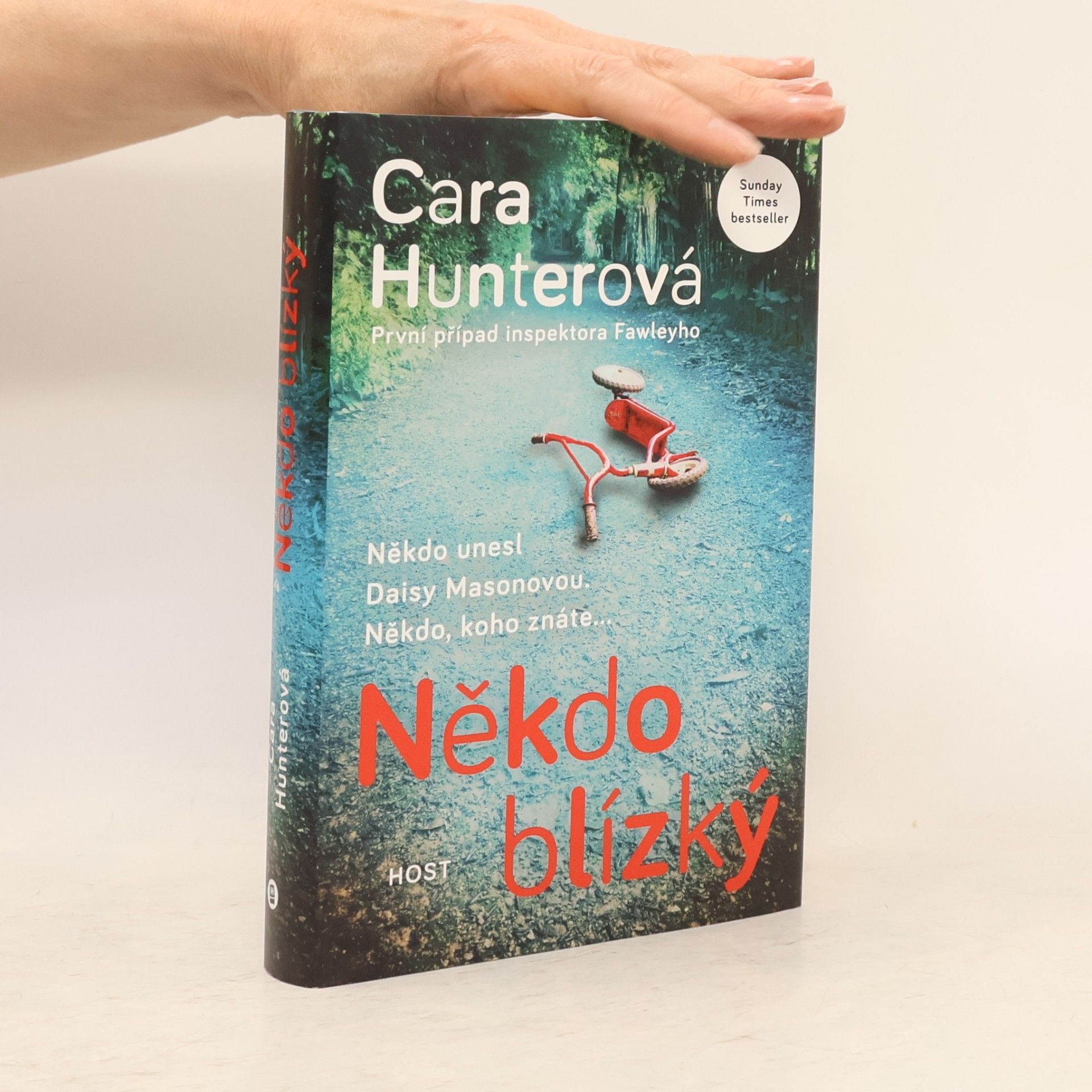Cara Hunter Někdo blízký. První případ inspektora Fawleyho