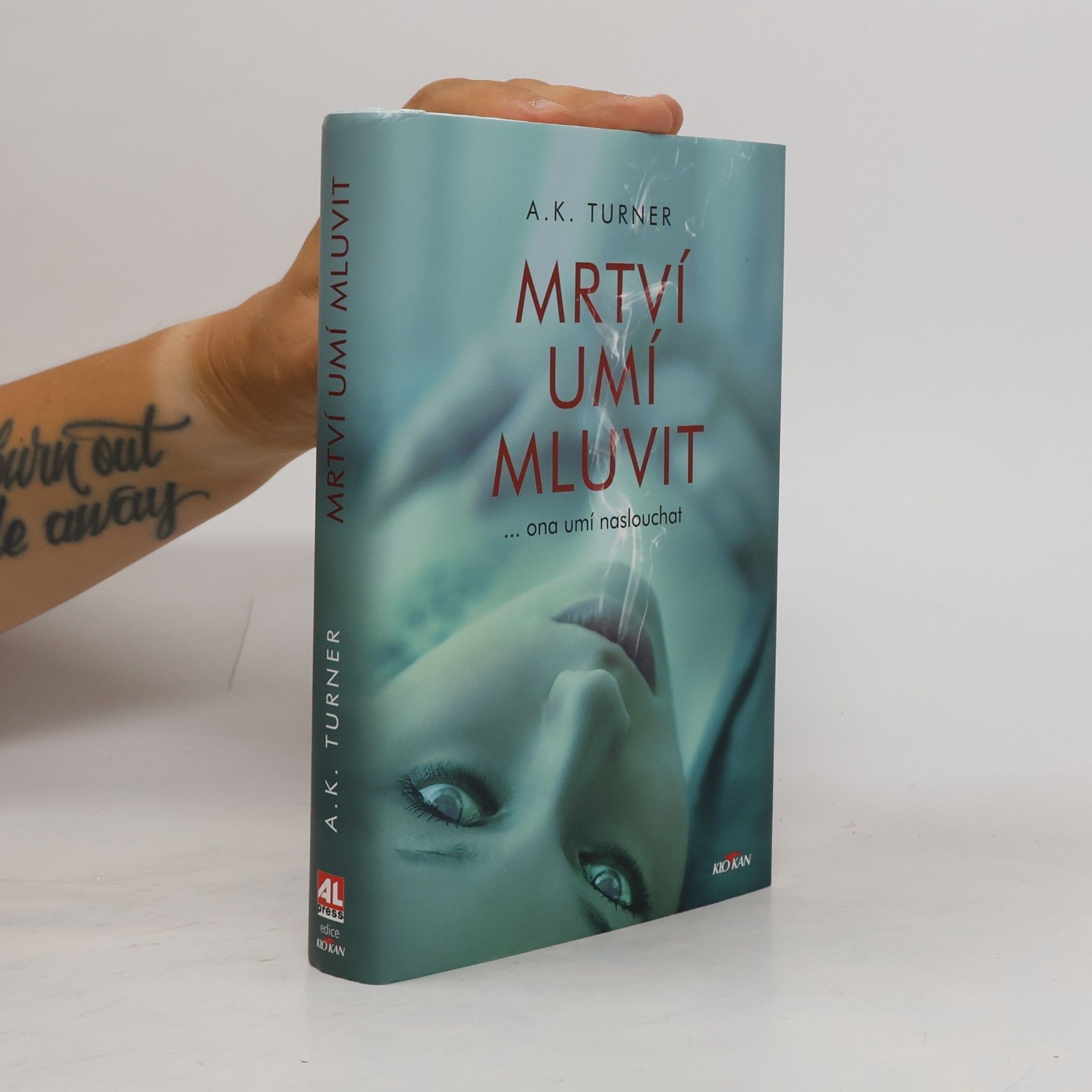 A. K. Turner Mrtví umí mluvit