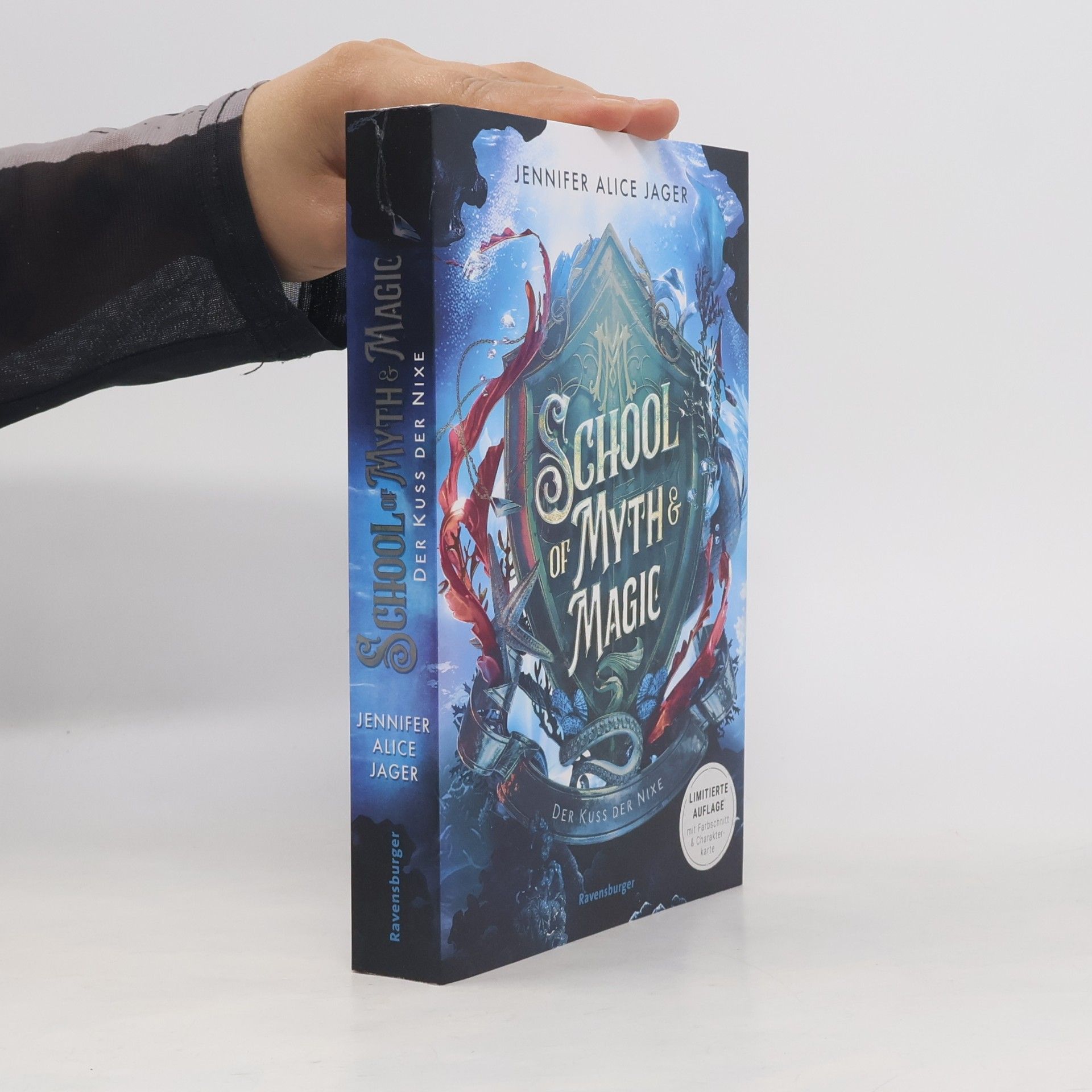 Jennifer Alice Jager School of Myth & Magic, Band 1: Der Kuss der Nixe (Limitierte Auflage mit Farbschnitt und Charakterkarte)