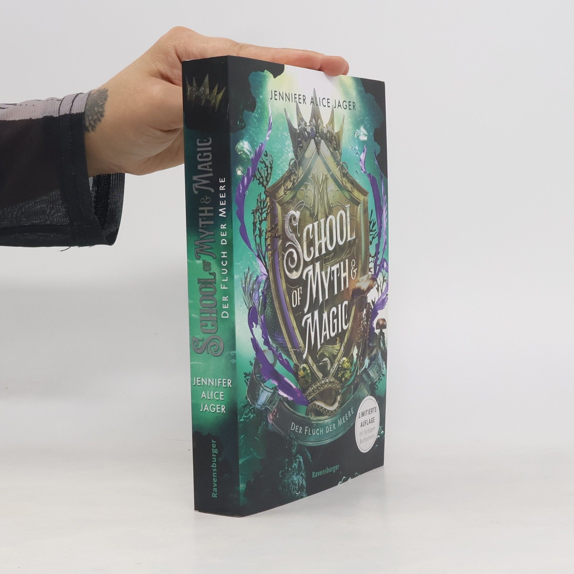 Jennifer Alice Jager School of Myth & Magic, Band 2: Der Fluch der Meere (Limitierte Auflage mit Farbschnitt)