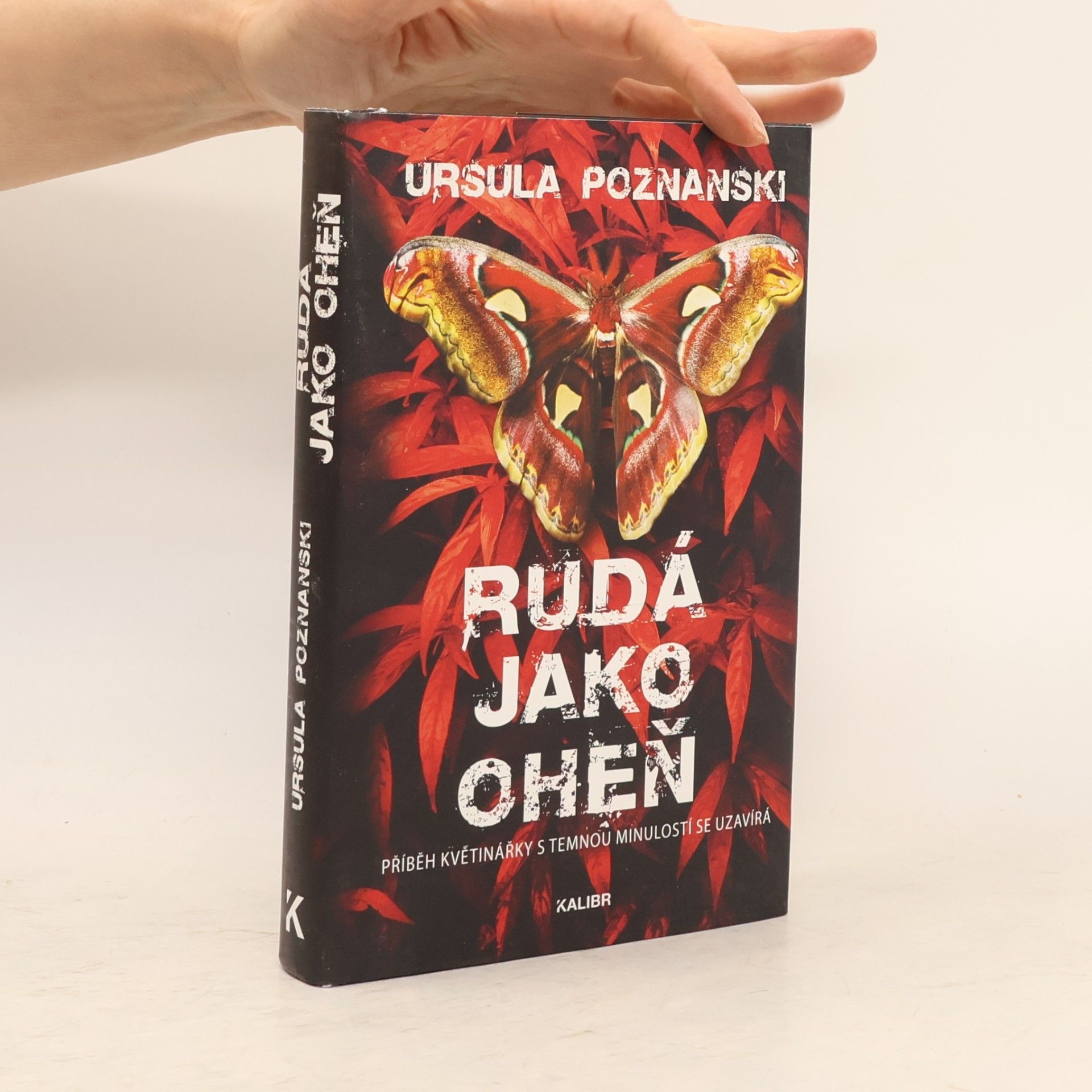 Ursula Poznanski Rudá jako oheň : příběh květinářky s temnou minulostí se uzavírá