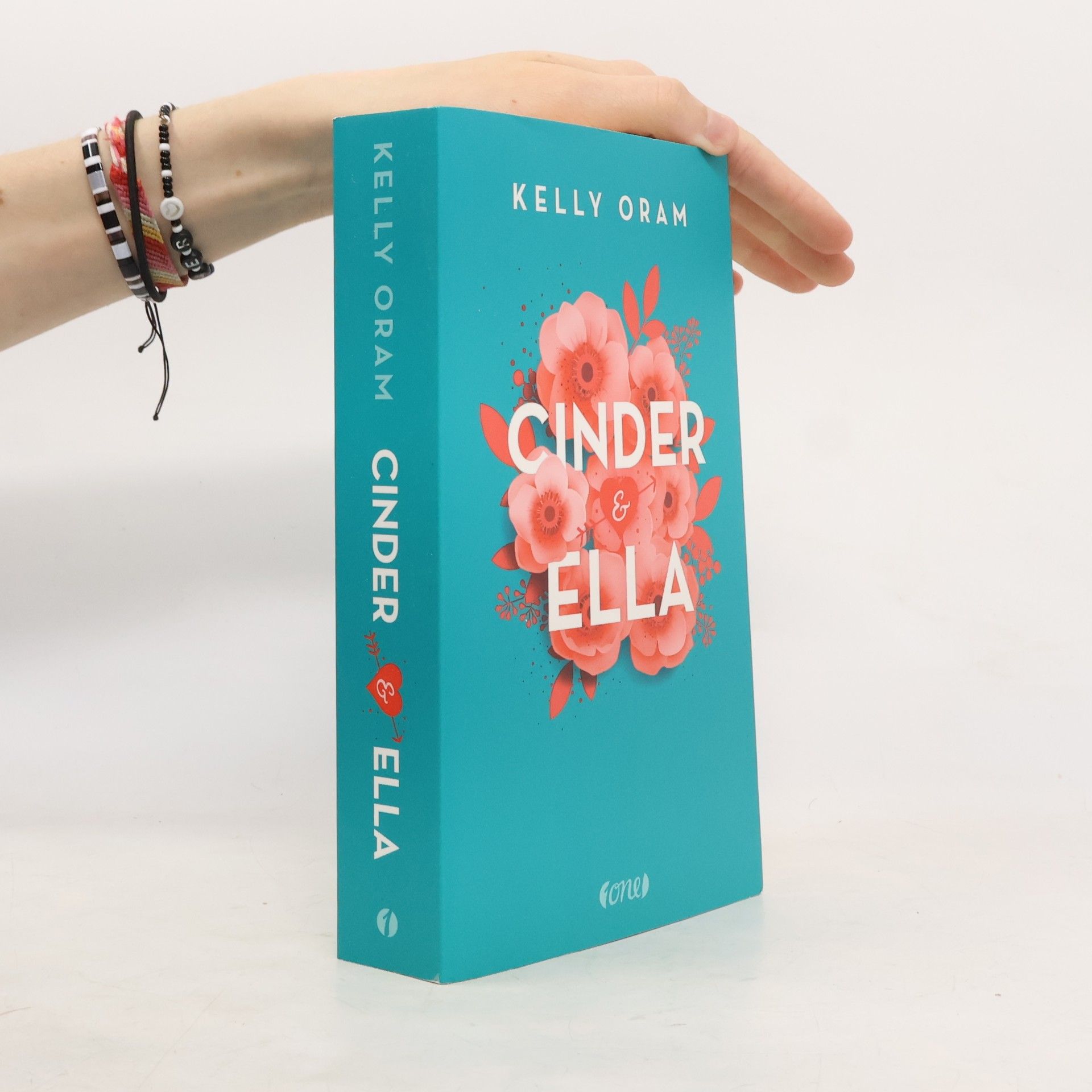 Kelly Oram Cinder & Ella 1
