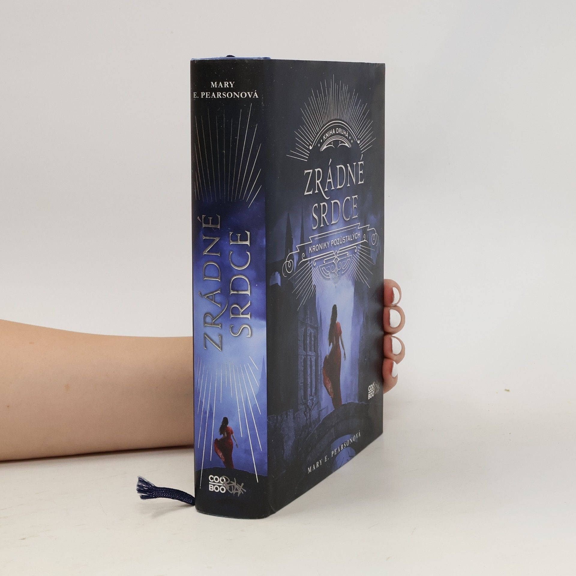Mary E. Pearson Kroniky pozůstalých: Zrádné srdce. Kniha druhá