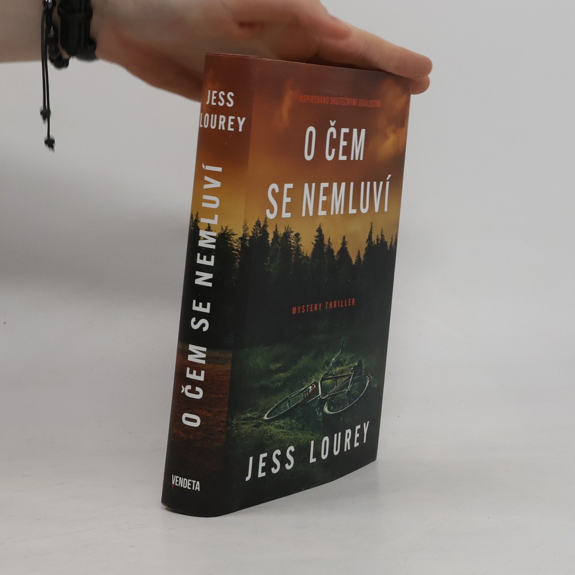 Jess Lourey O čem se nemluví