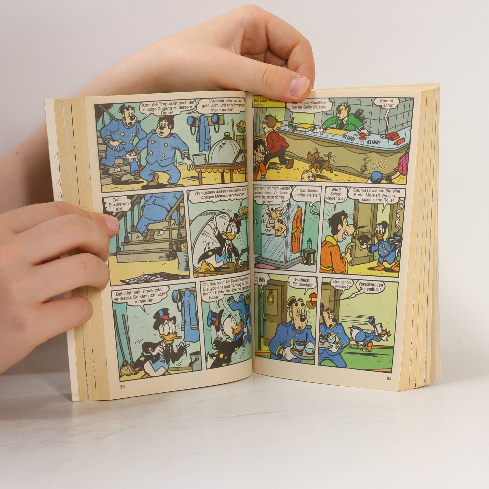 Autorenkollektiv Donald Duck 48 : Zwischen zwei Fahnen