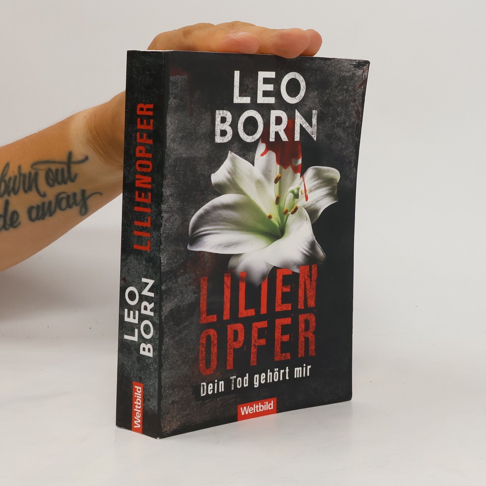 Leo Born Lilienopfer