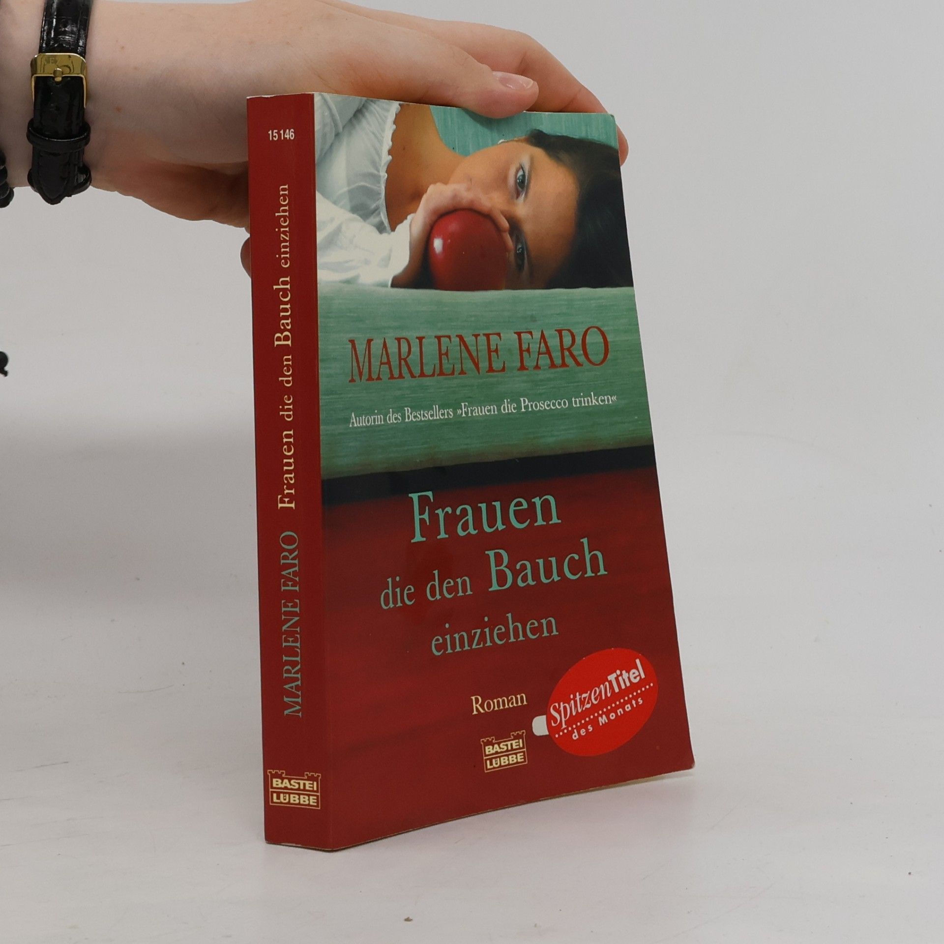 Frauen, die den Bauch einziehen