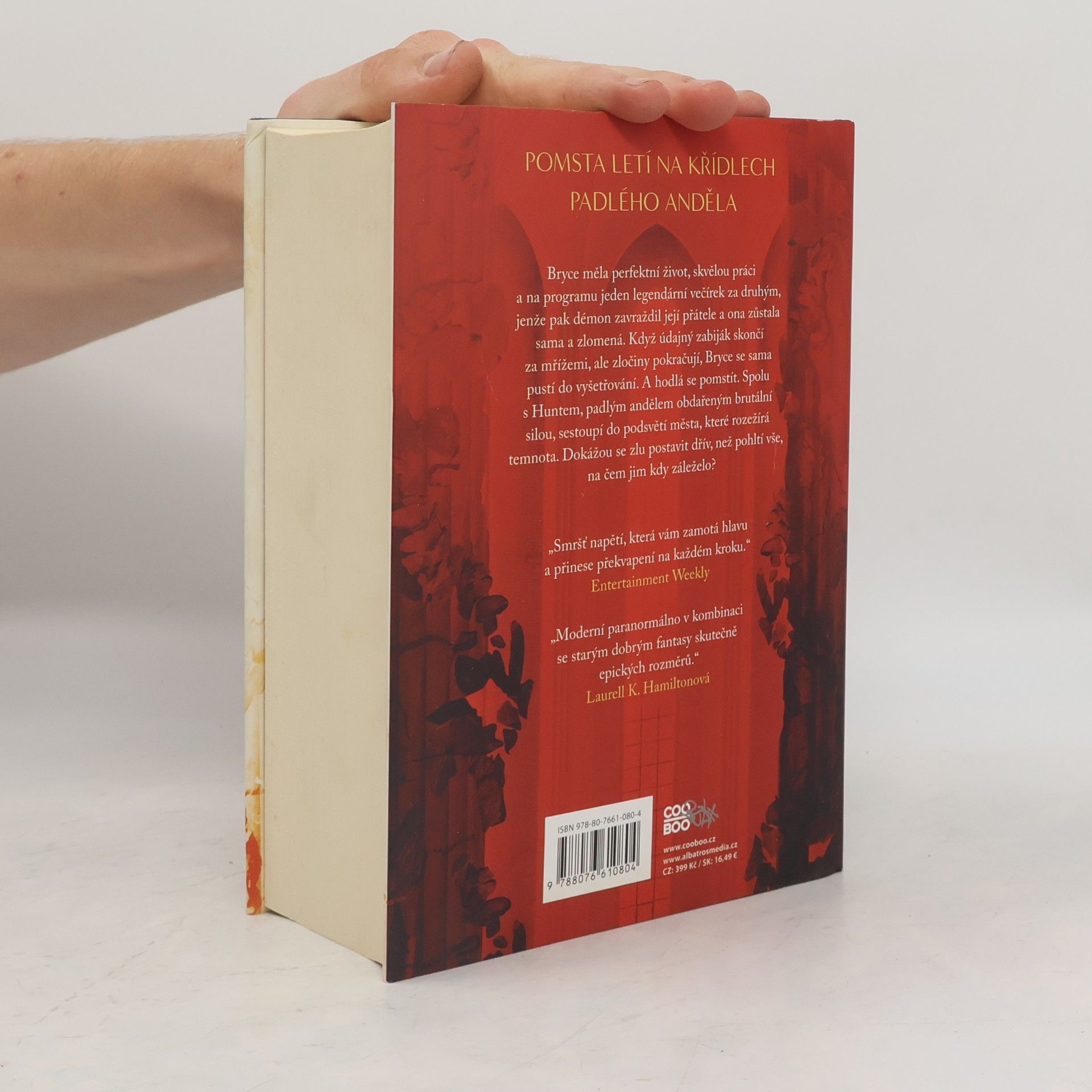 Sarah J. Maas Půlměsíční město. Rod země a krve