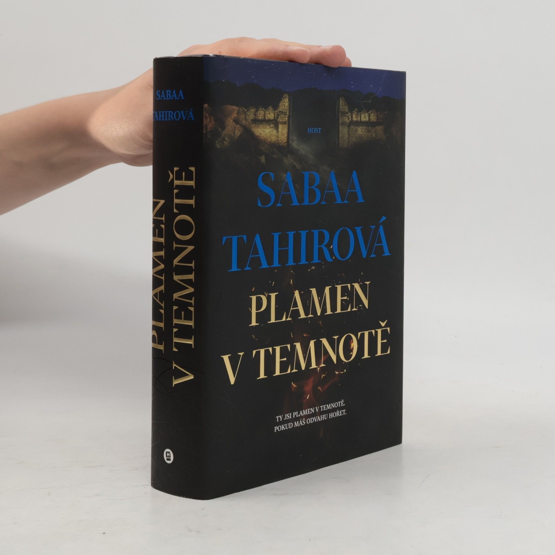 Sabaa Tahir Plamen v temnotě