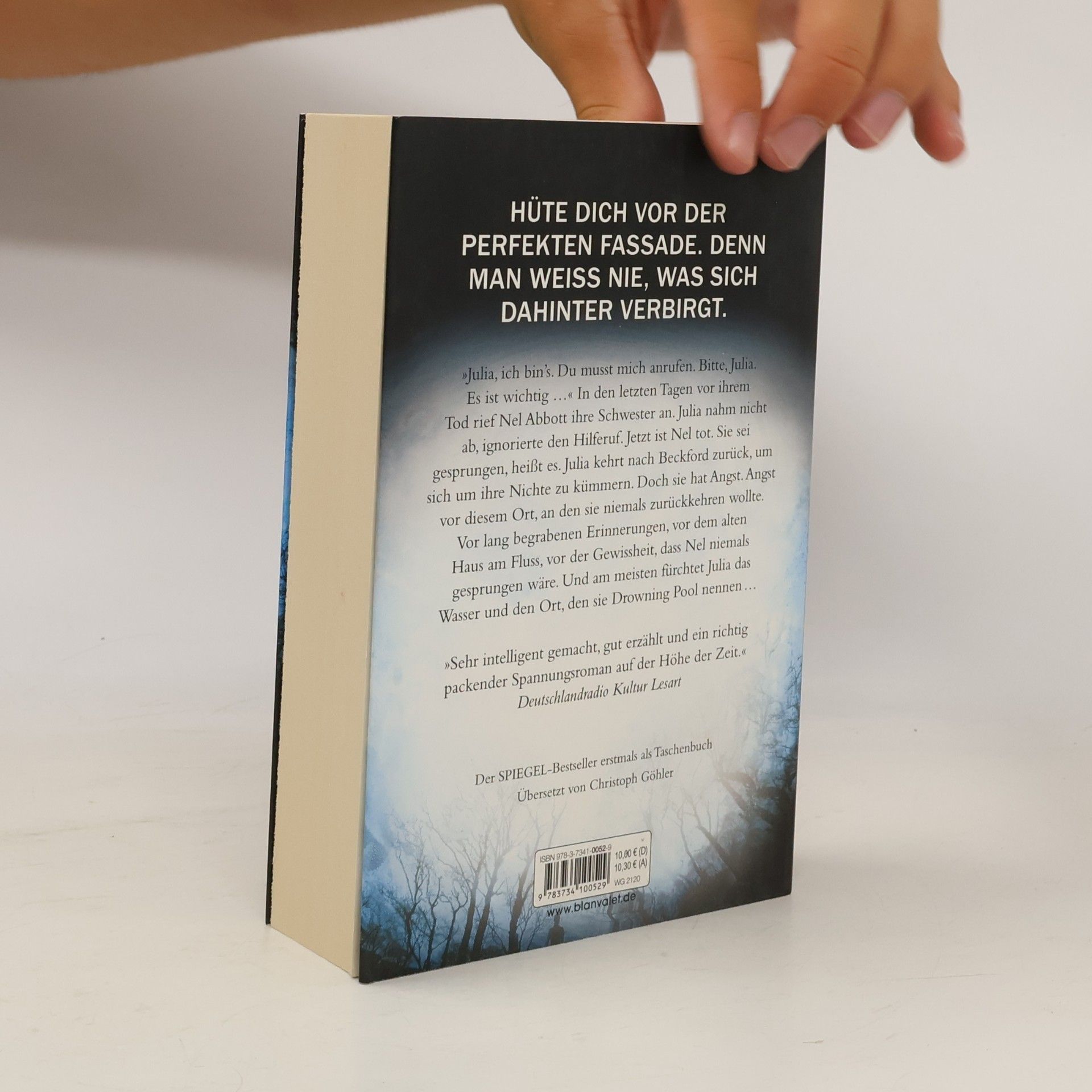 Paula Hawkins Into the Water