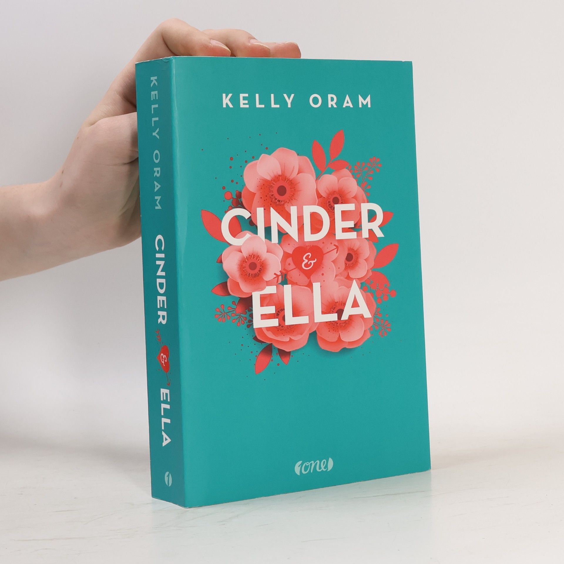 Kelly Oram Cinder & Ella 1