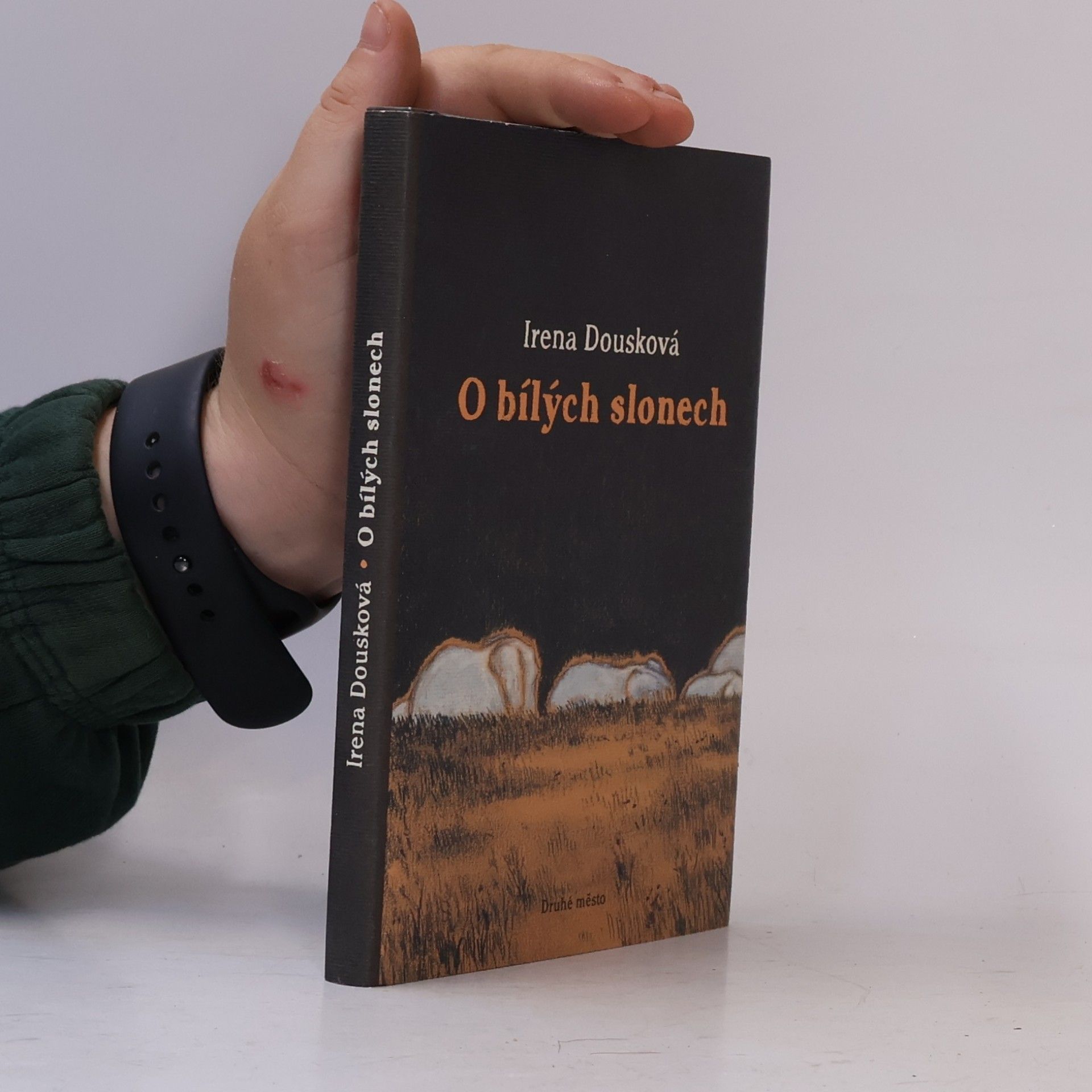 Irena Dousková O bílých slonech