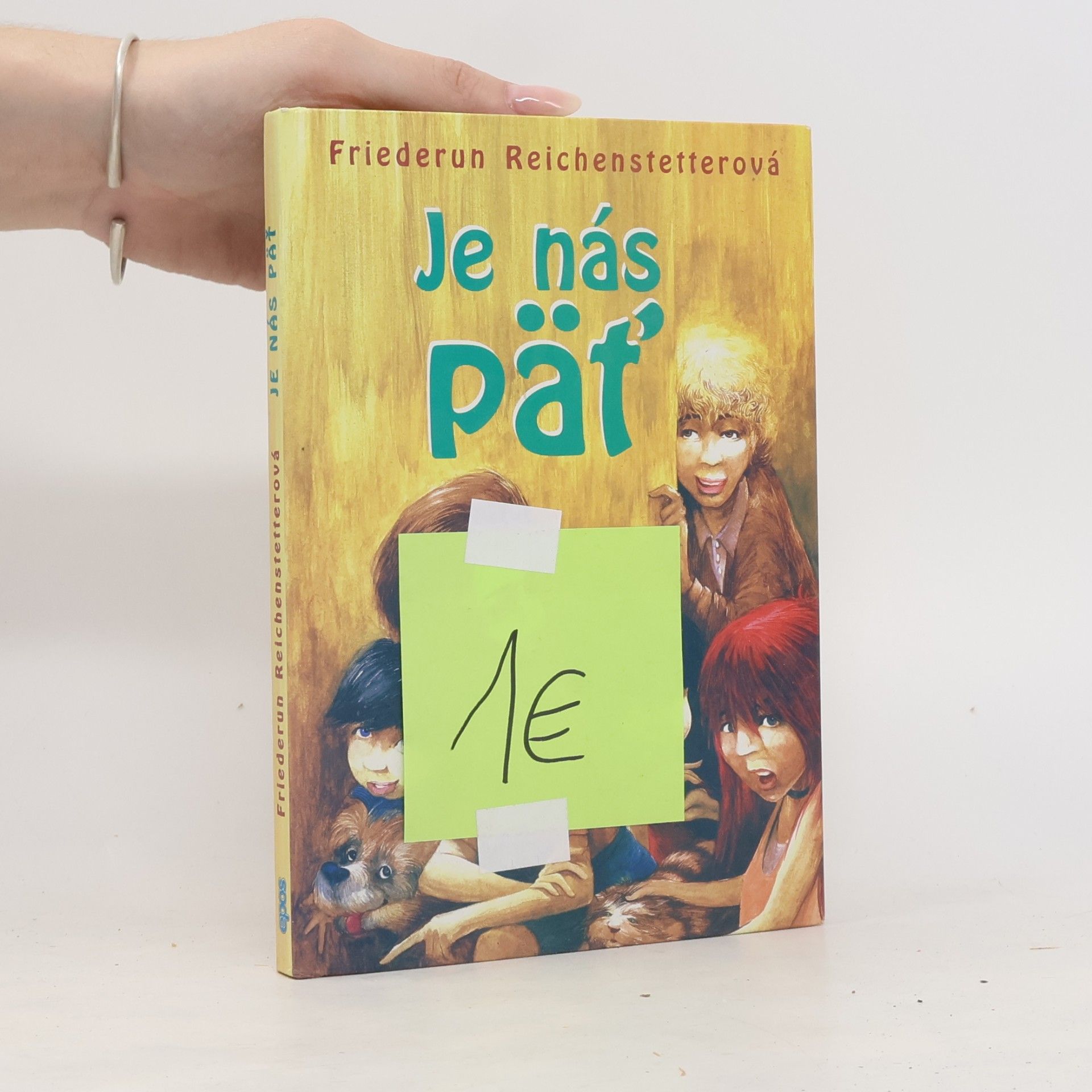 Je nás päť