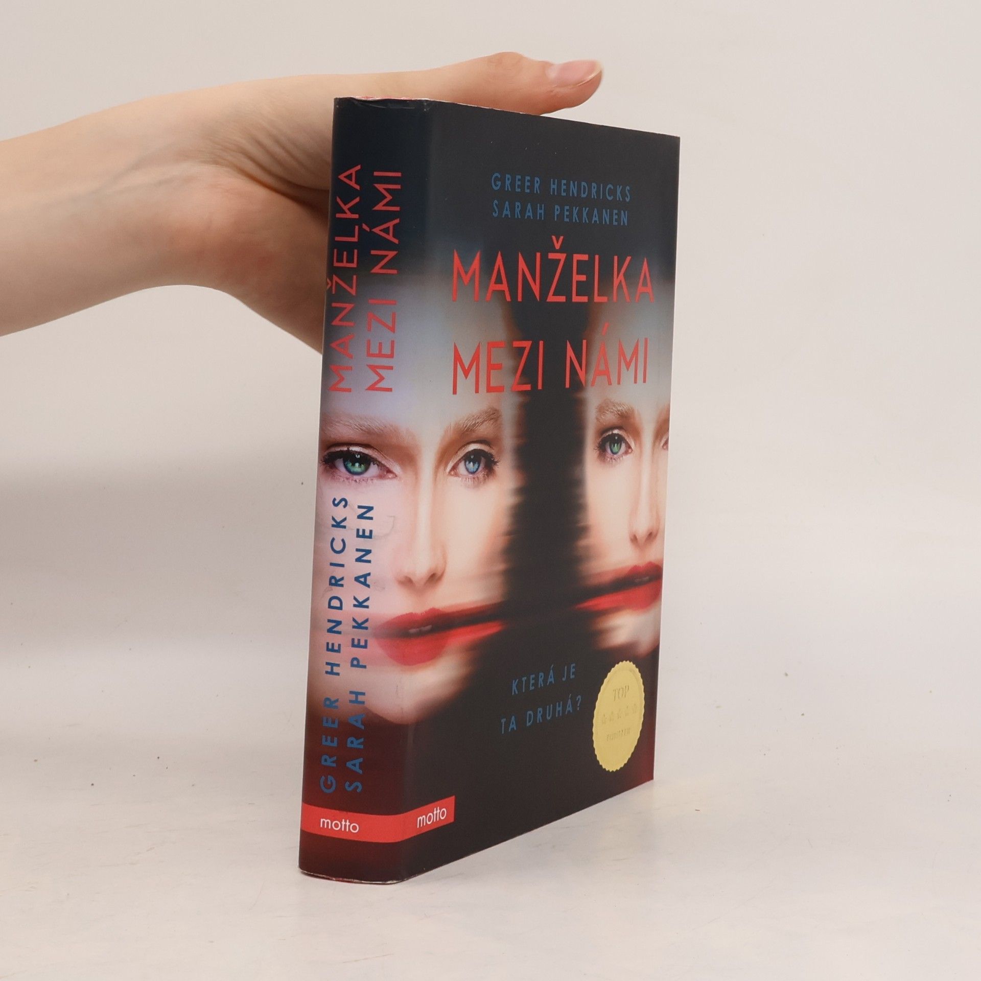Greer Hendricks Manželka mezi námi