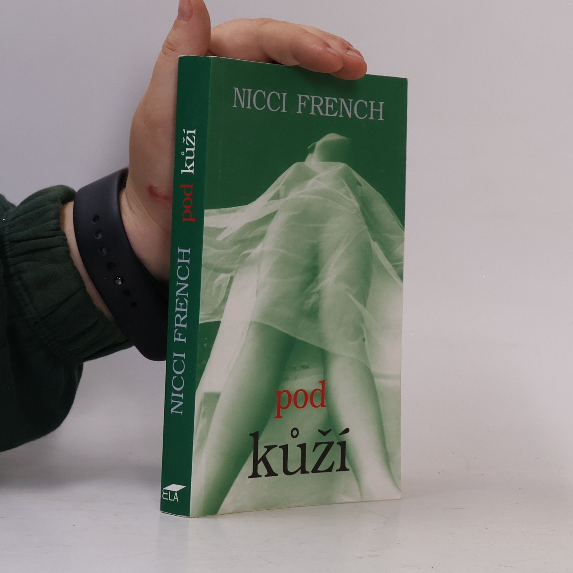 Nicci French Pod kůží