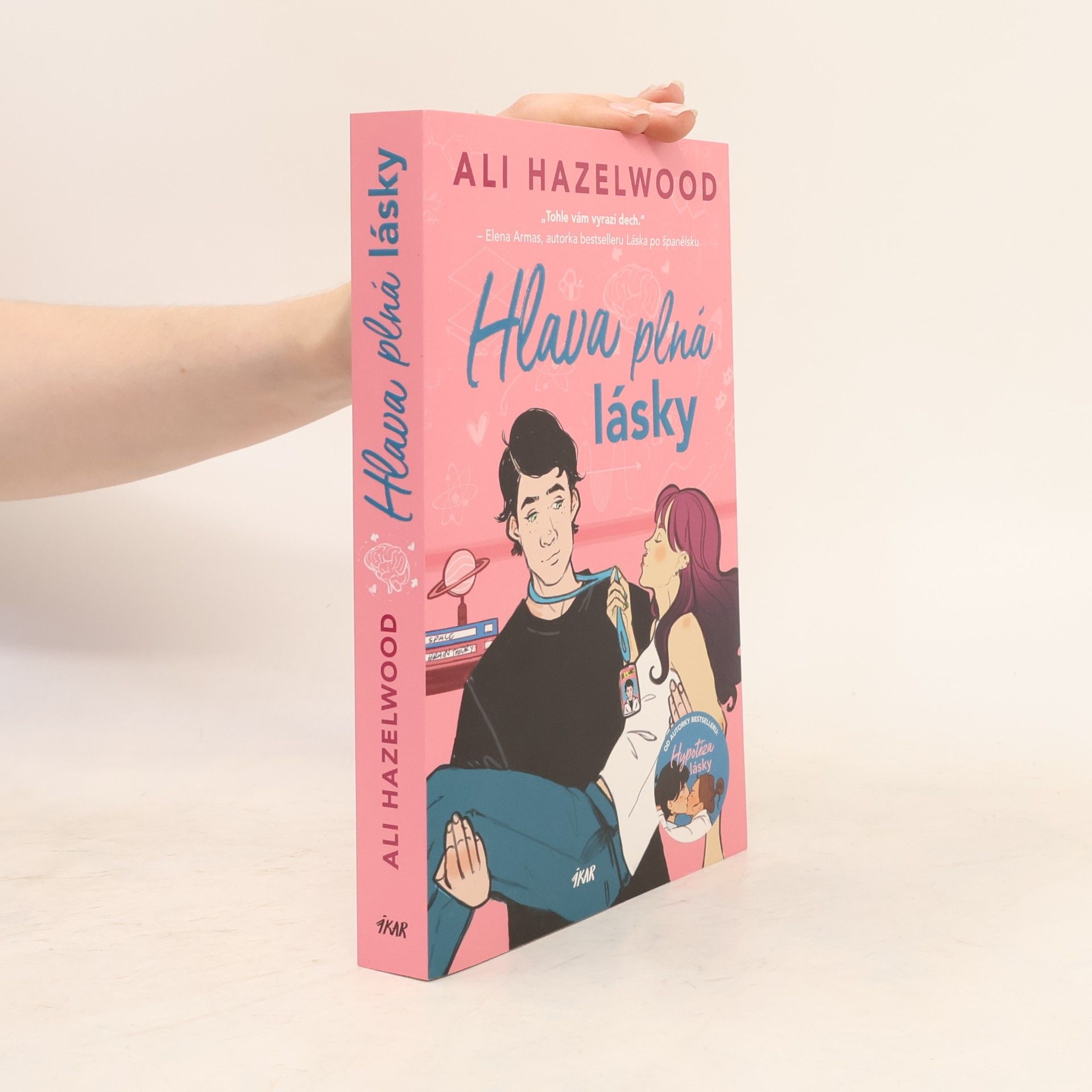 Ali Hazelwood Hlava plná lásky