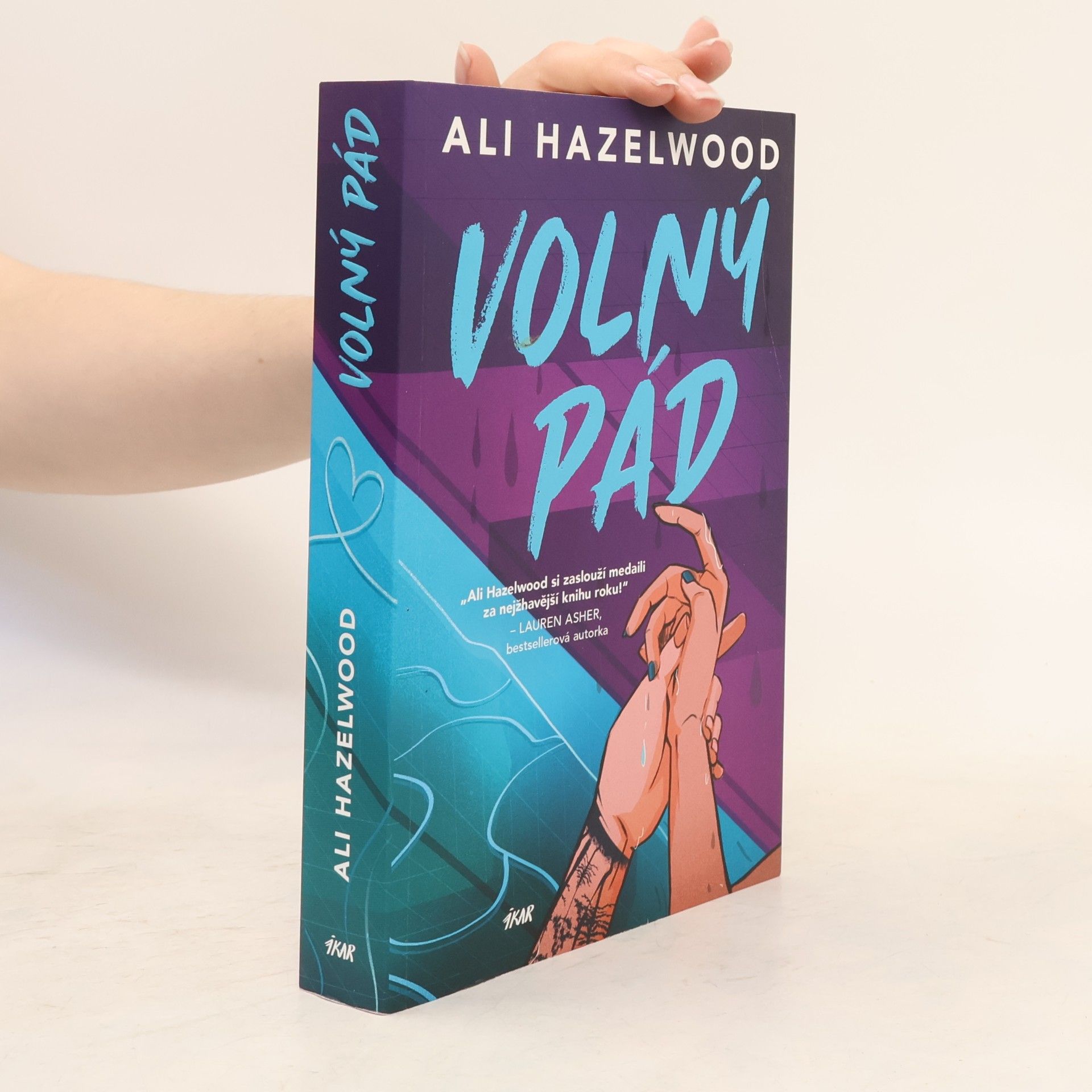 Ali Hazelwood Volný pád