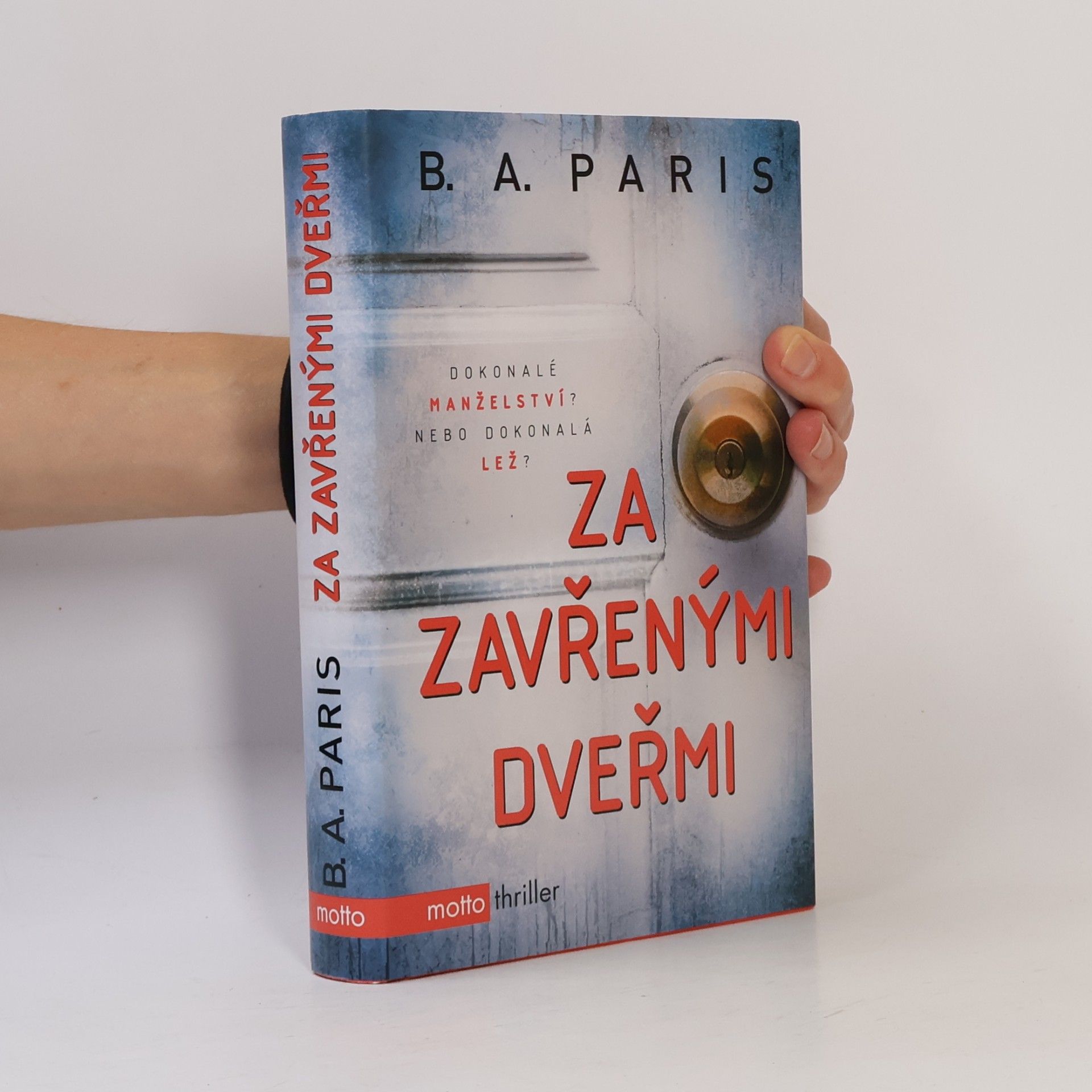 B. A. Paris Za zavřenými dveřmi