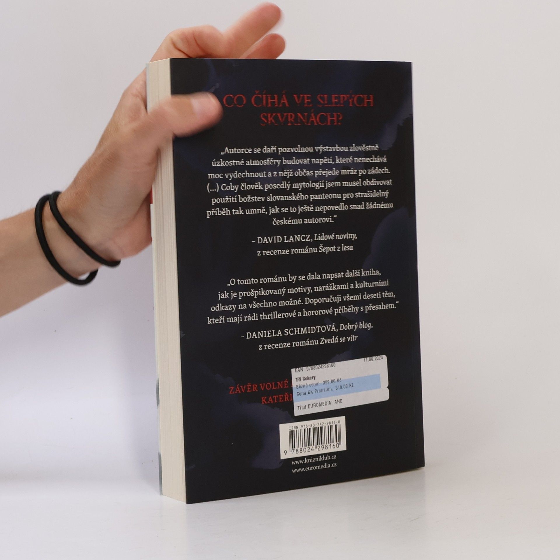 Kateřina Surmanová Tři Sekery. Nevidíš je, ale oni vidí tebe