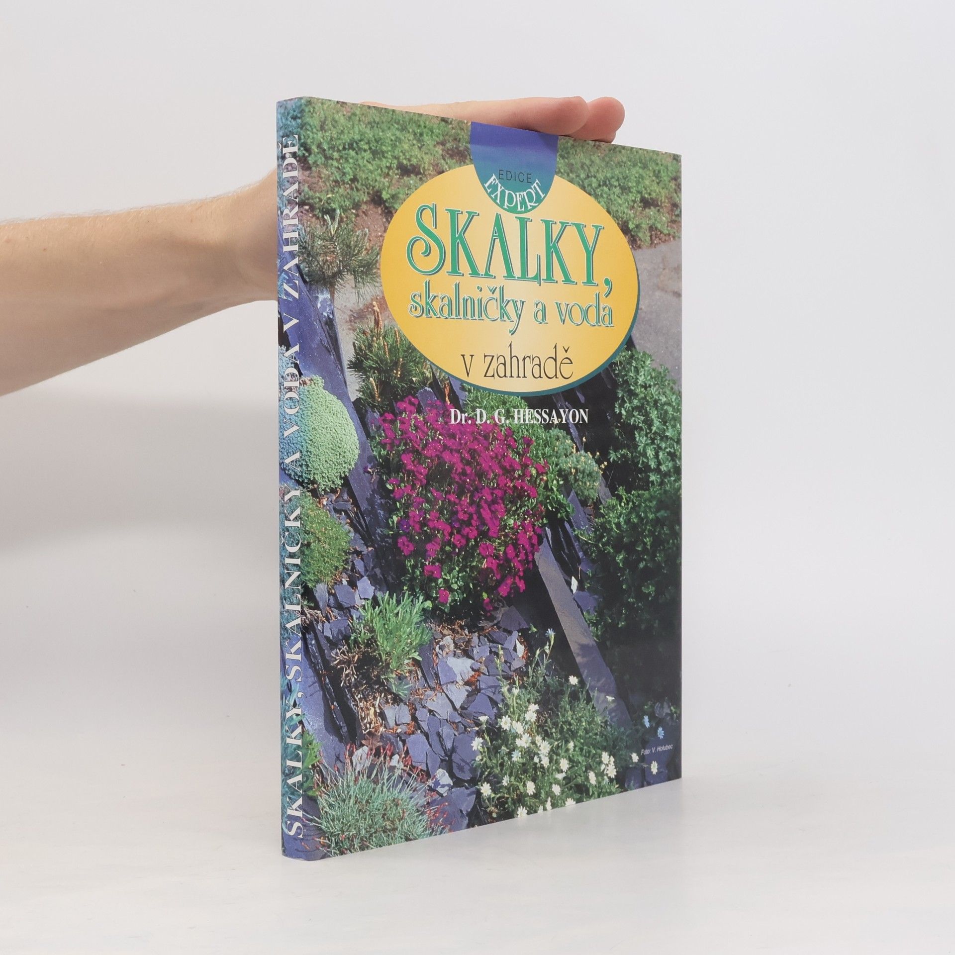Skalky, skalničky a voda v zahradě