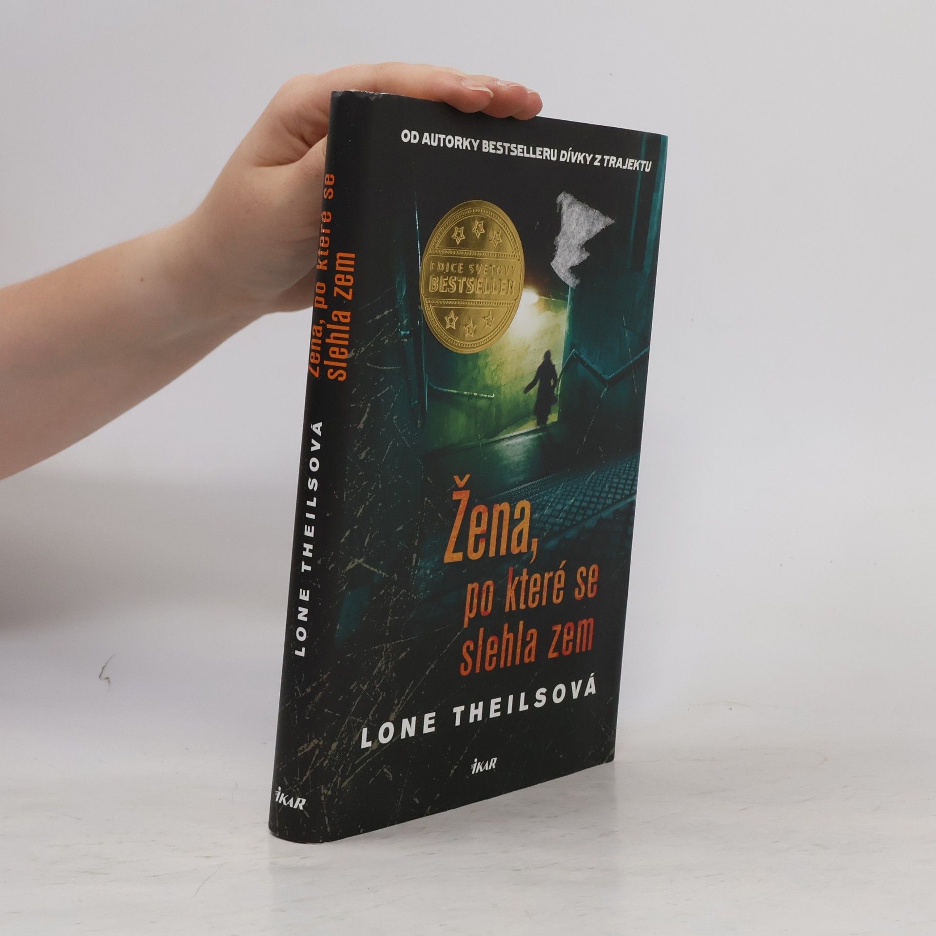 Lone Theils Žena, po které se slehla zem