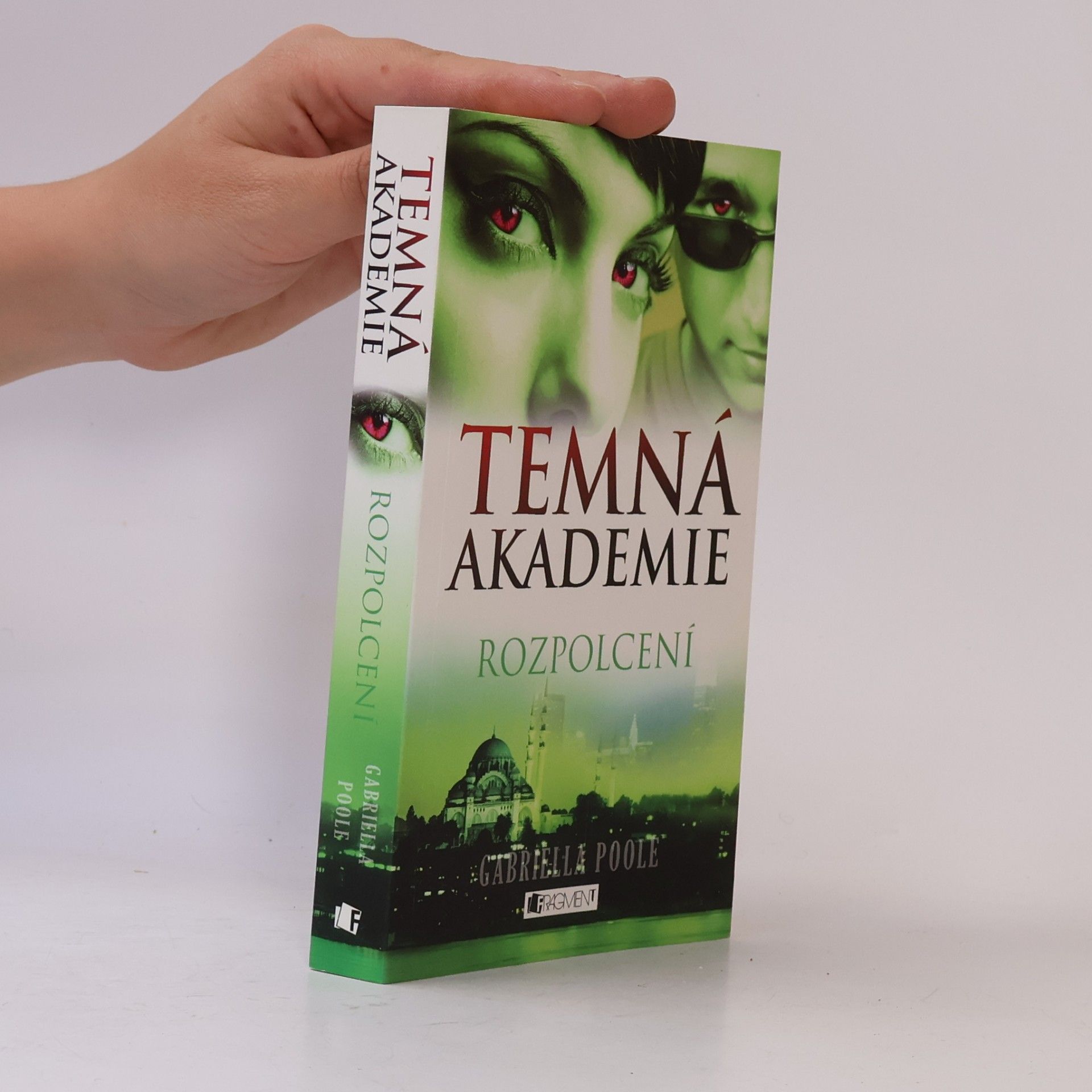 Temná akademie. Rozpolcení