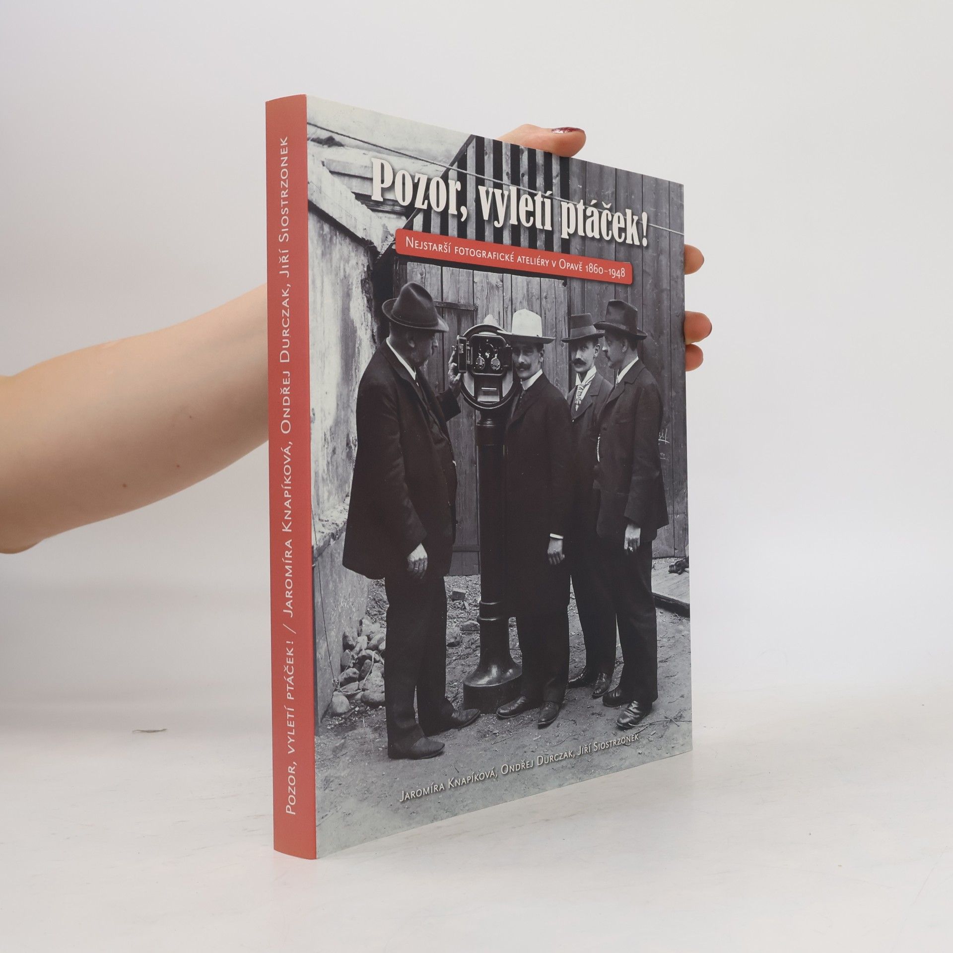 Jaromíra Knapíková Pozor, vyletí ptáček! Nejstarší fotografické ateliéry v Opavě 1860–1948
