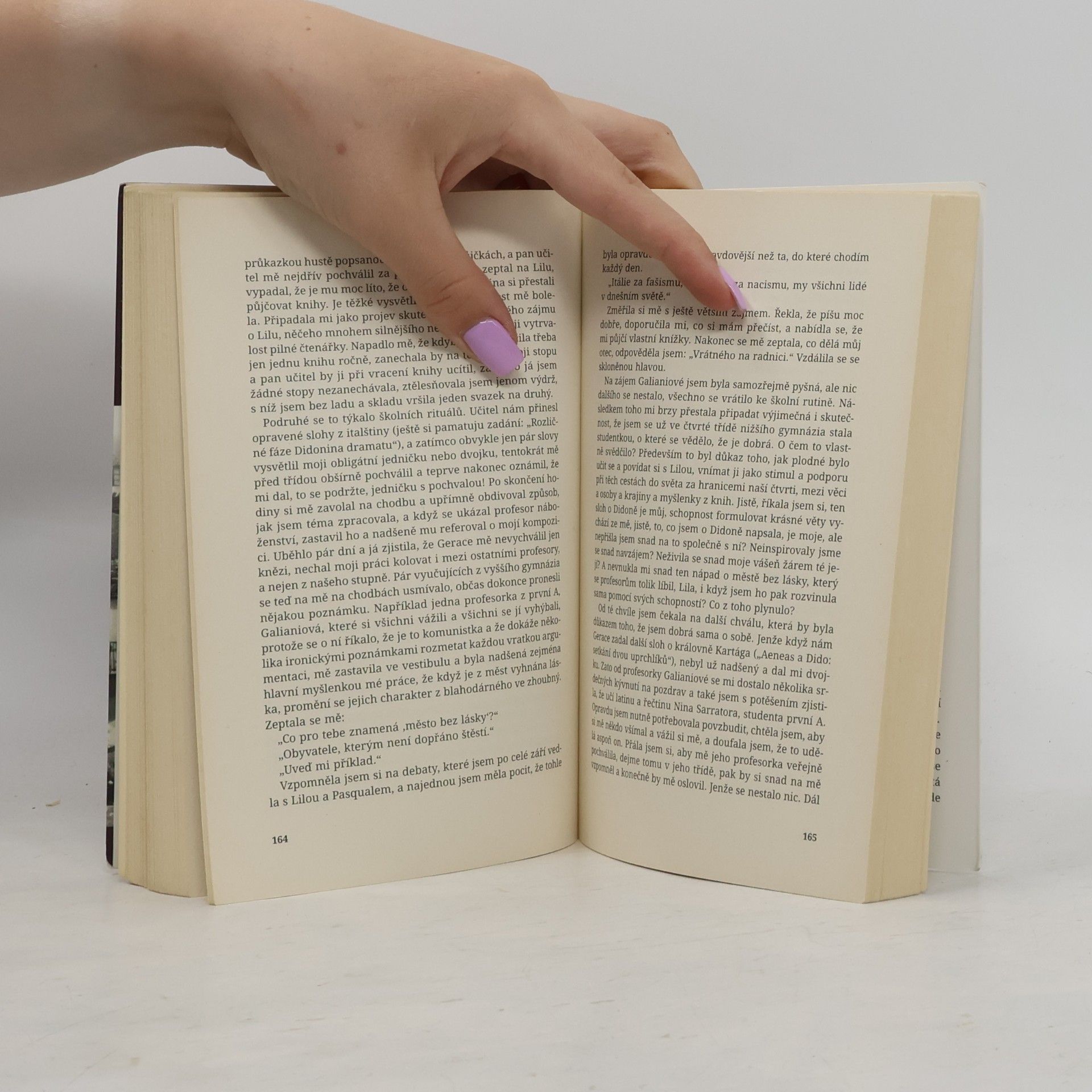 Elena Ferrante Geniální přítelkyně 1. Dětství a dospívání