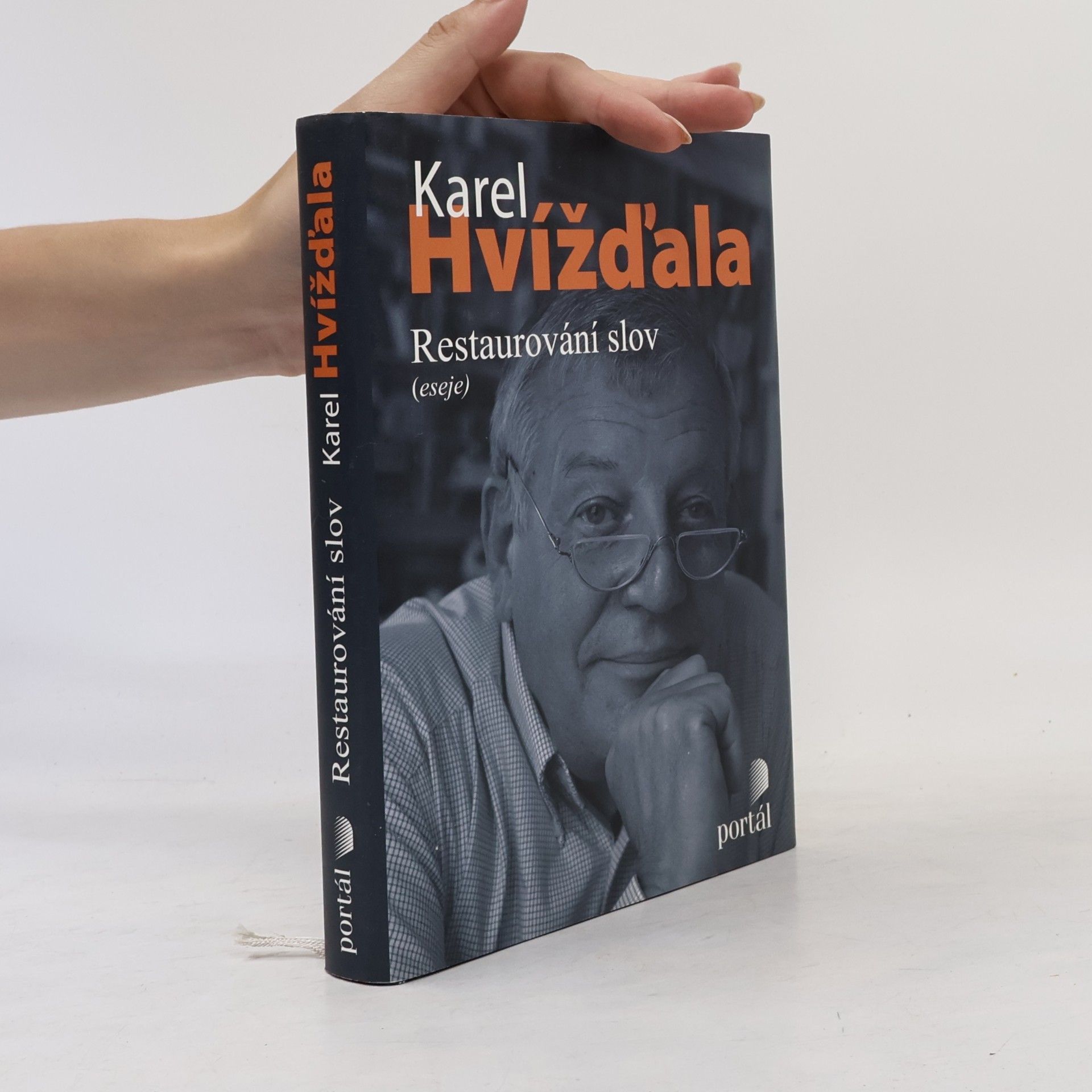 Karel Hvížďala Restaurování slov. Eseje a texty o médiích 2005-2008