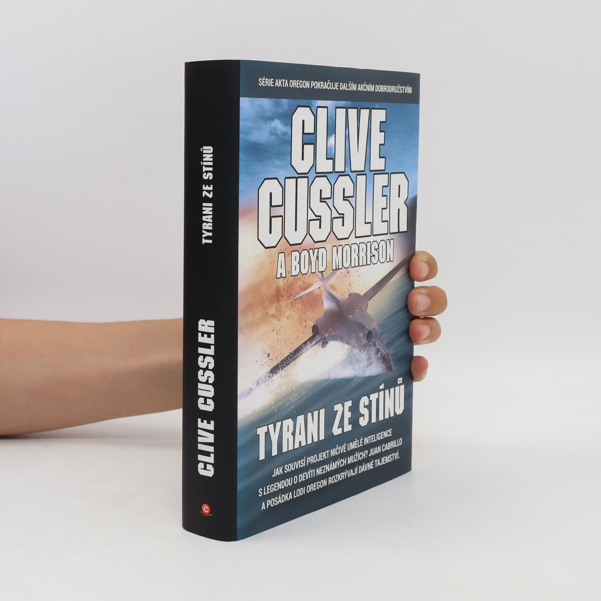 Clive Cussler Tyrani ze stínů : román z řady Akta Oregon