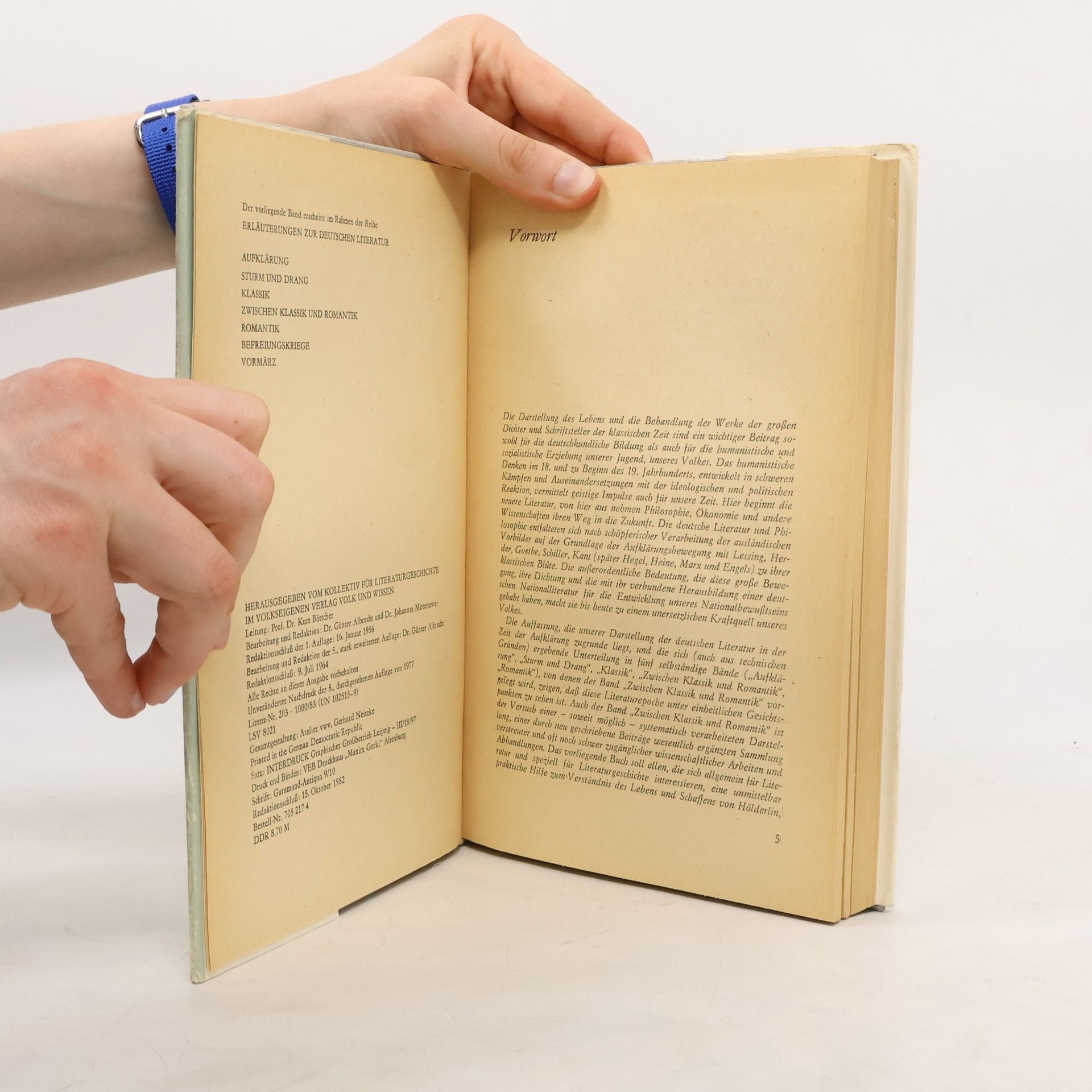 Auteurscollectief Zwischen Klassik und Romantik. Erläuterungen zur deutschen Literatur