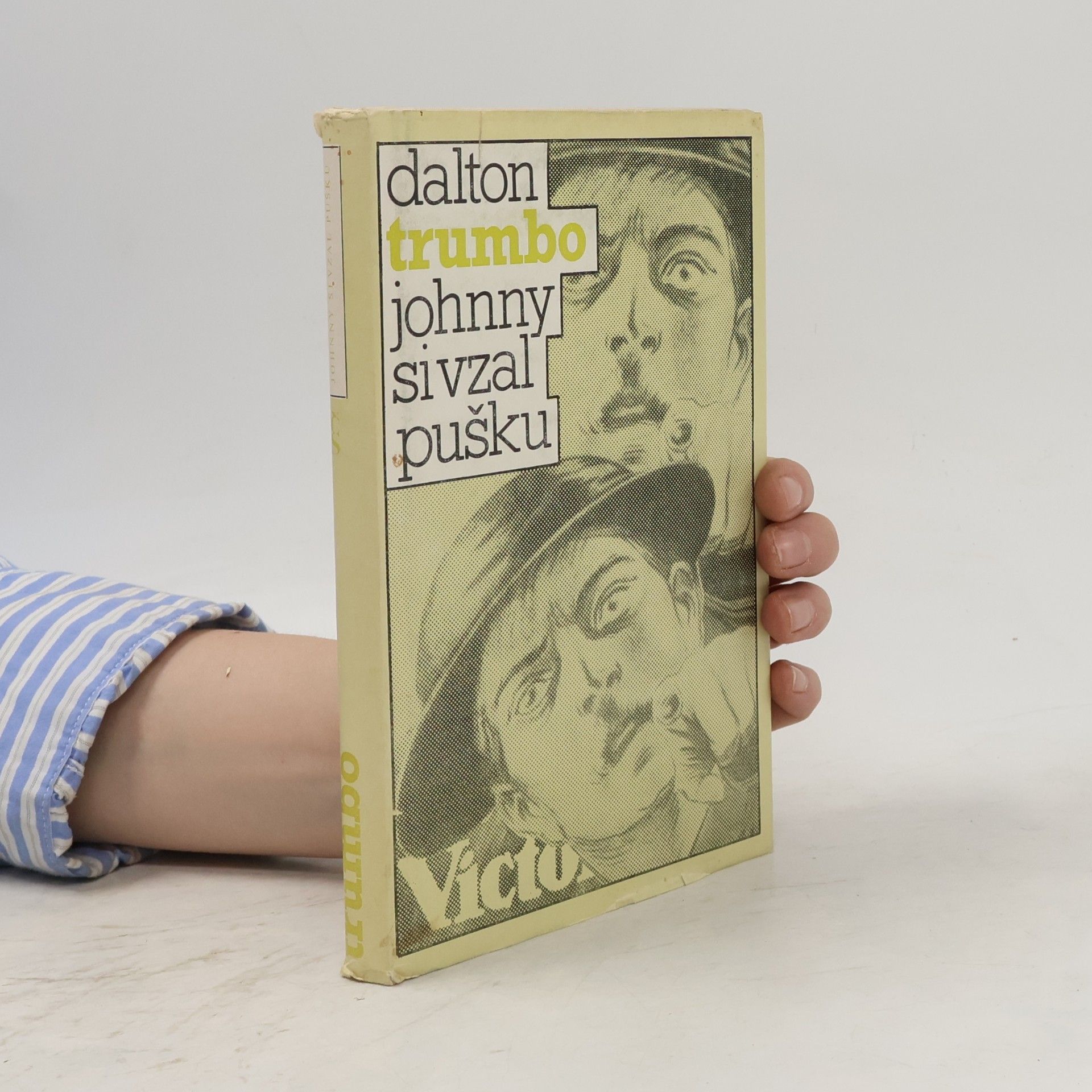 Dalton Trumbo Johnny si vzal pušku