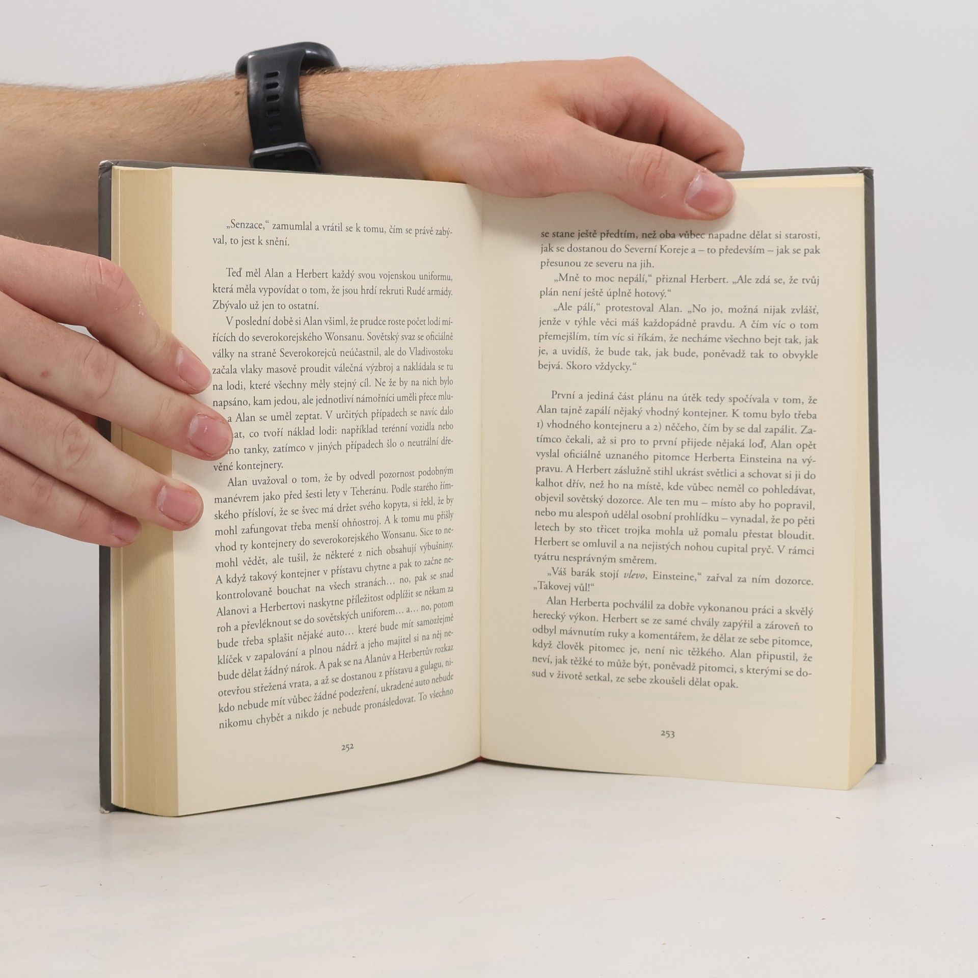 Jonas Jonasson Stoletý stařík, který vylezl z okna a zmizel