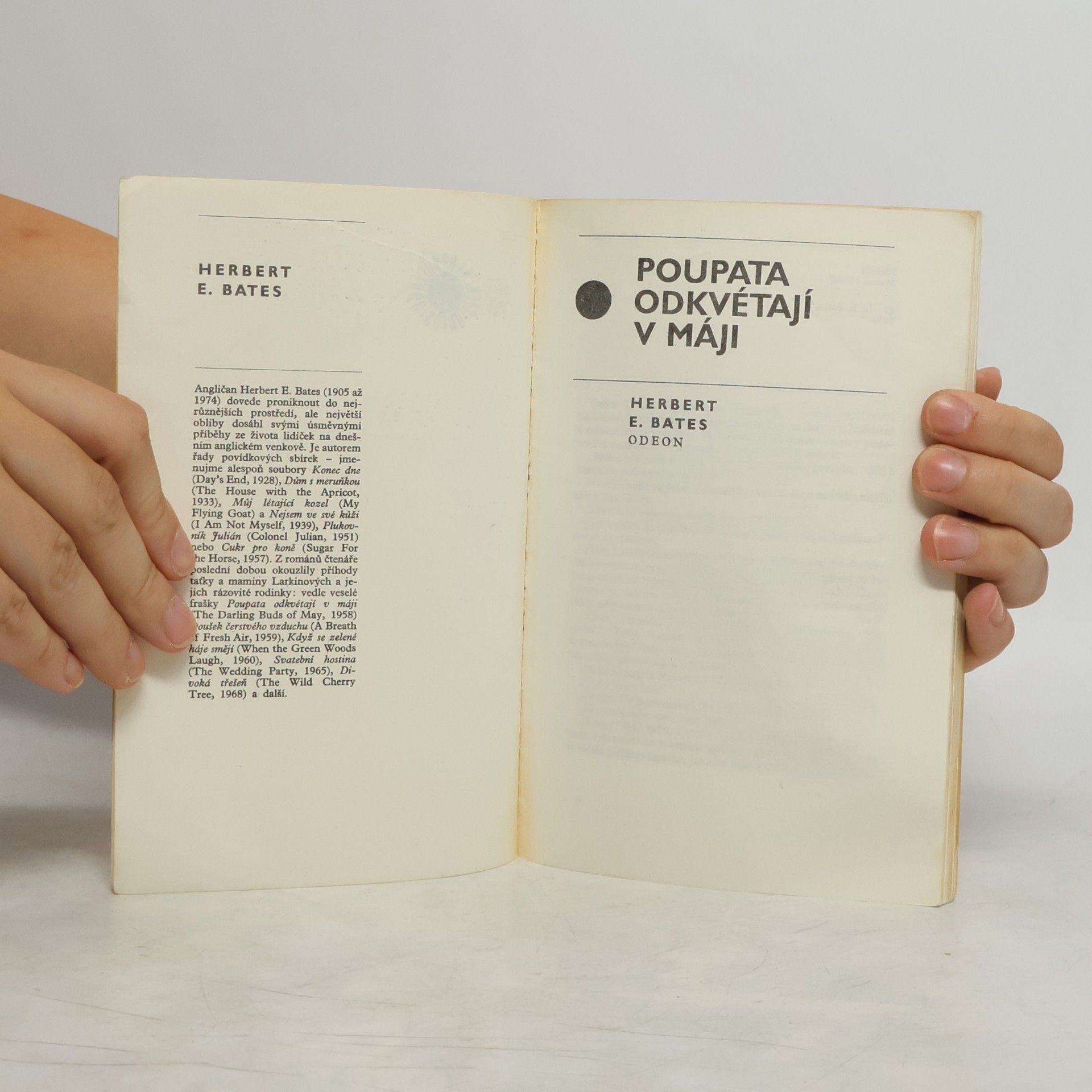 Herbert Ernest Bates Poupata odkvétají v máji