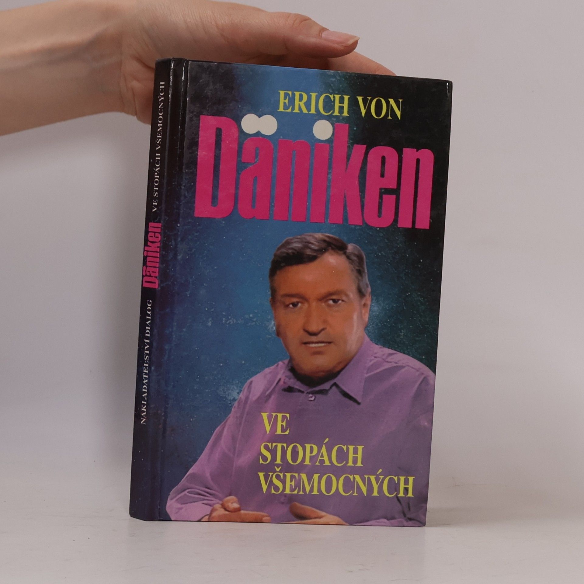 Erich von Däniken Ve stopách všemocných