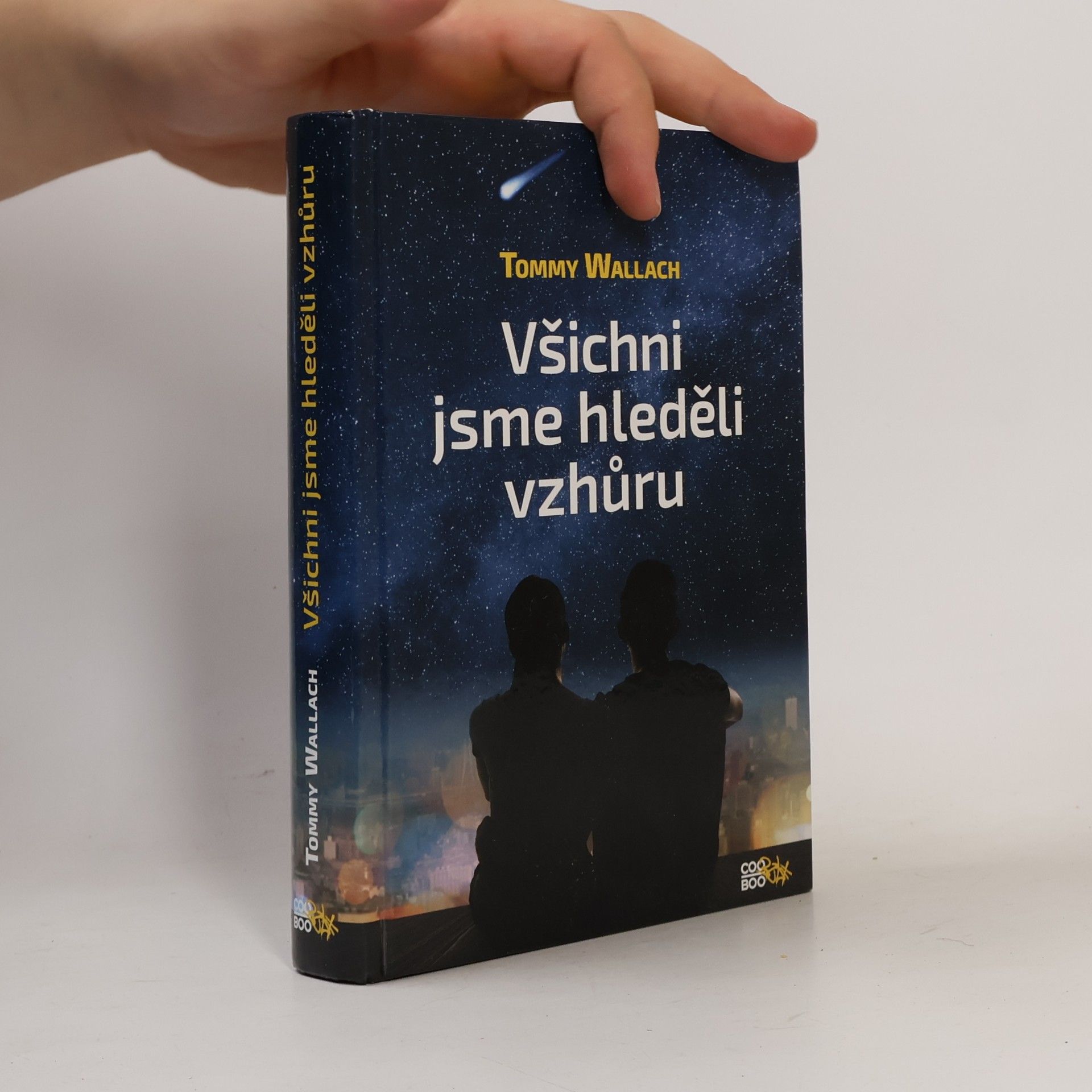 Tommy Wallach Všichni jsme hleděli vzhůru