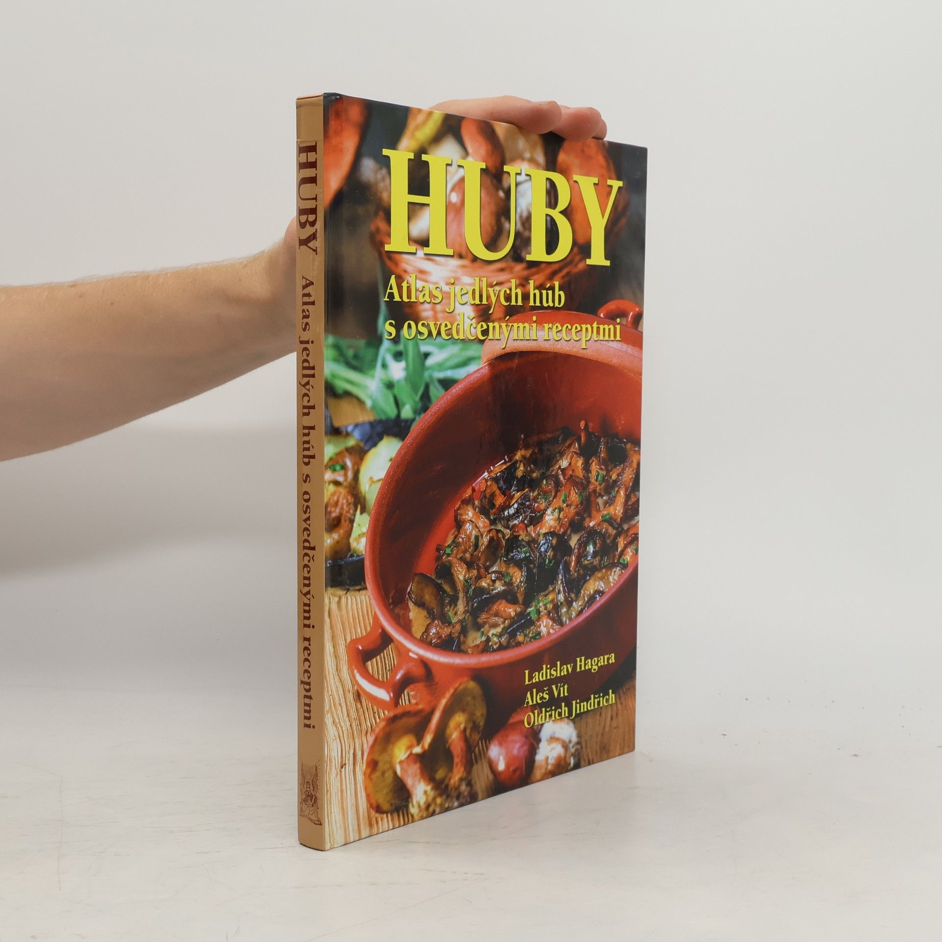 Huby. Atlas jedlých húb s osvedčenými receptmi