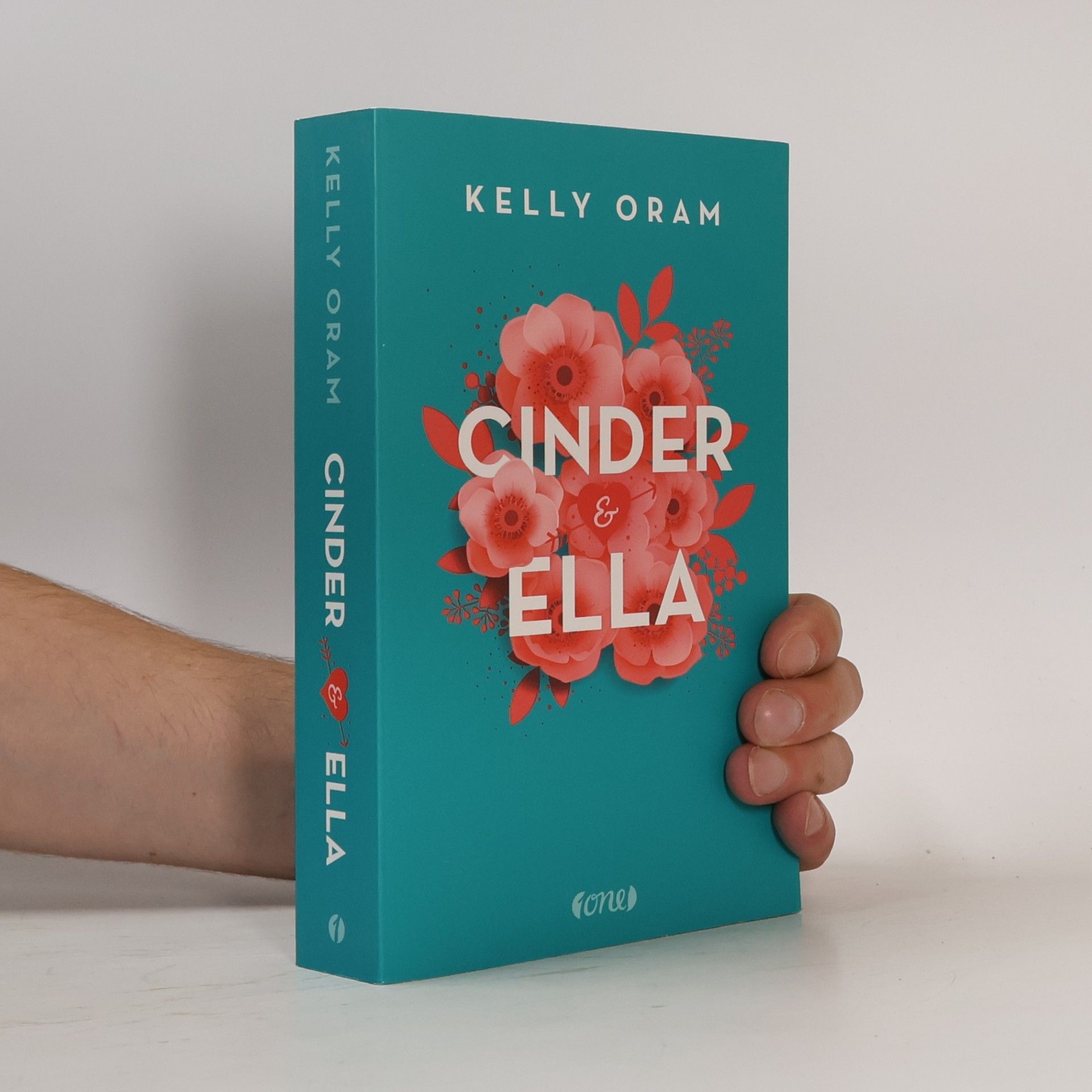 Kelly Oram Cinder & Ella 1