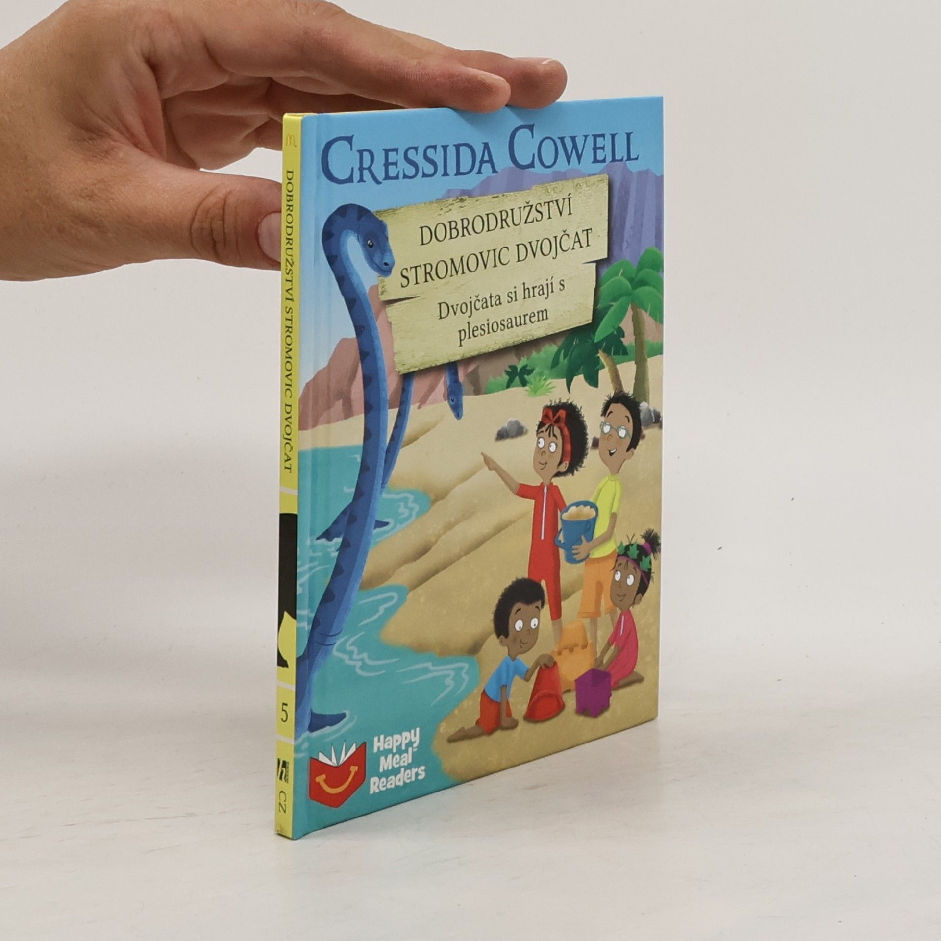 Cressida Cowell Dobrodružství Stromovic dvojčat. Dvojčata si hrají s plesiosaurem