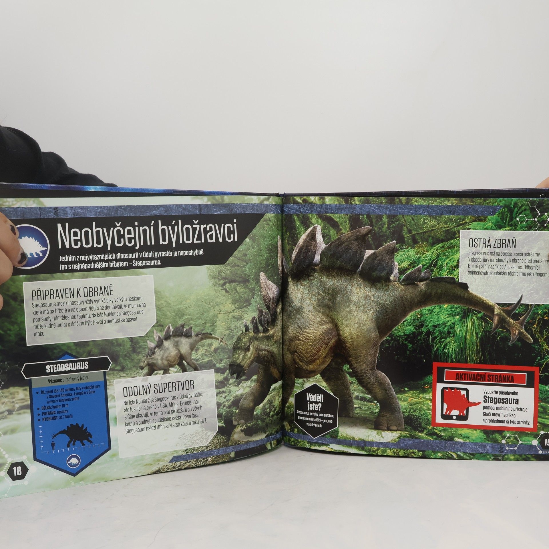Caroline Rowlands Jurassic World. Kde dinosauři ožívají