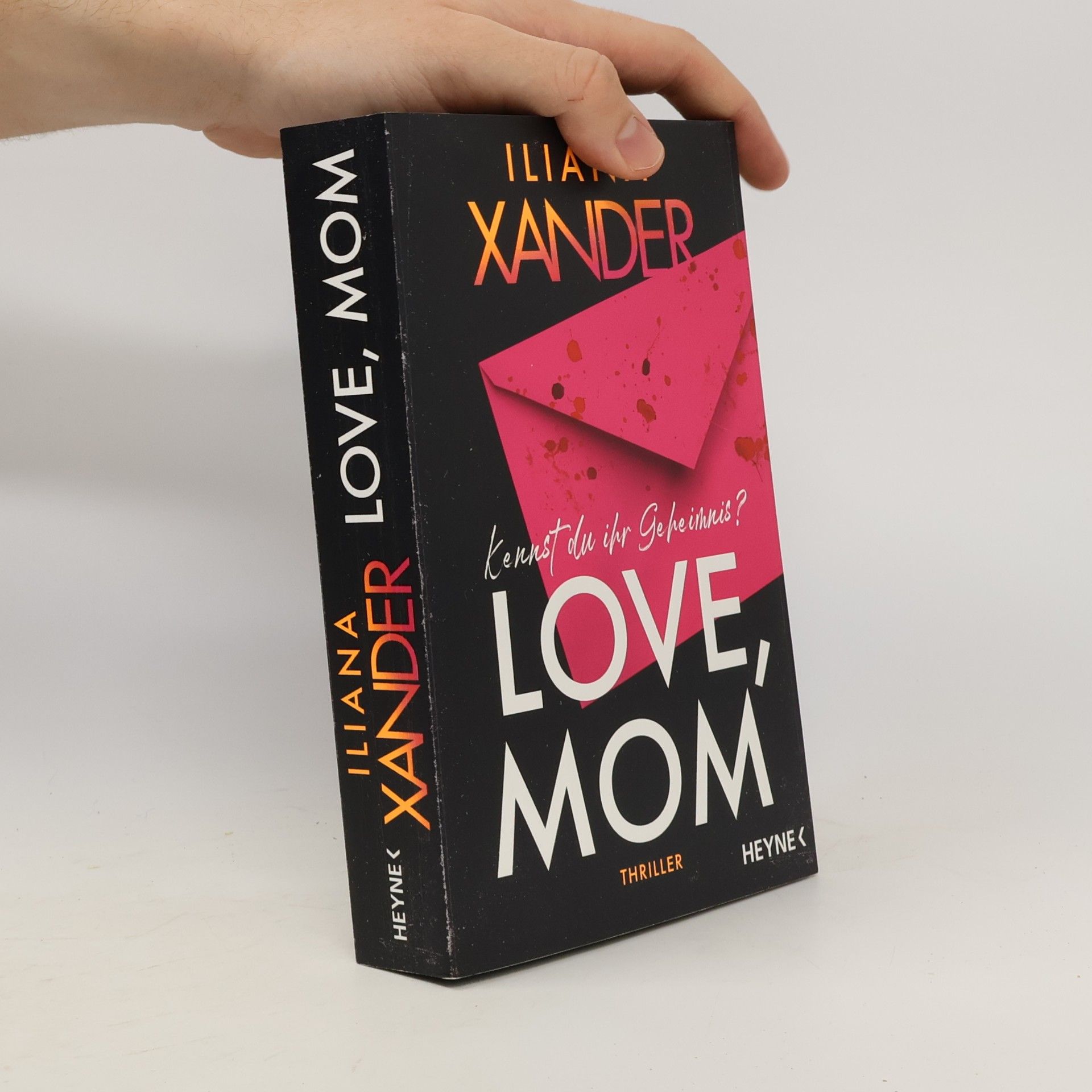 Iliana Xander Love, Mom